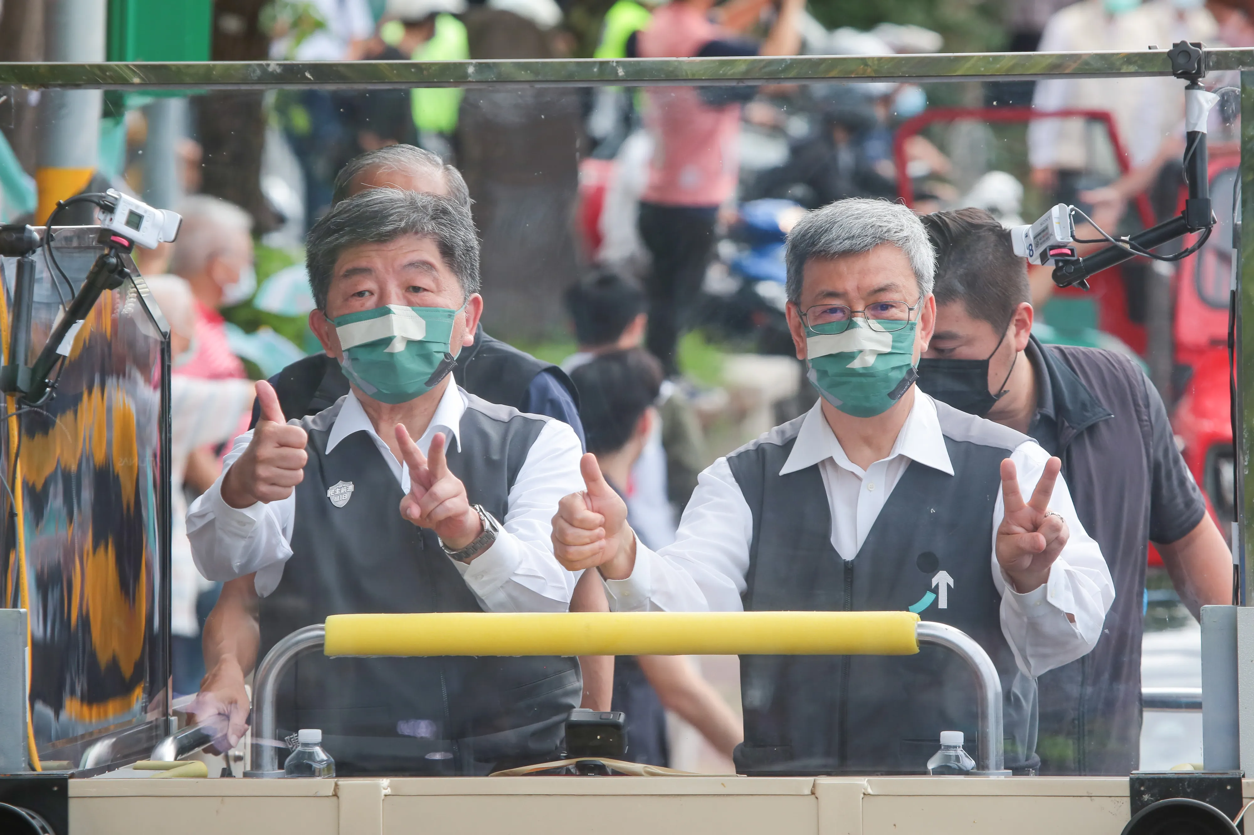 20221122-民進黨台北市長候選人陳時中（左）、前副總統陳建仁（右）22日於士林、北投進行車隊掃街拜票。（顏麟宇攝）