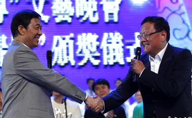 鳯凰衛視創辦人劉長樂在2011年與前重慶市委書記薄熙來同台演唱紅歌，早被當朝忌恨。（中新網）