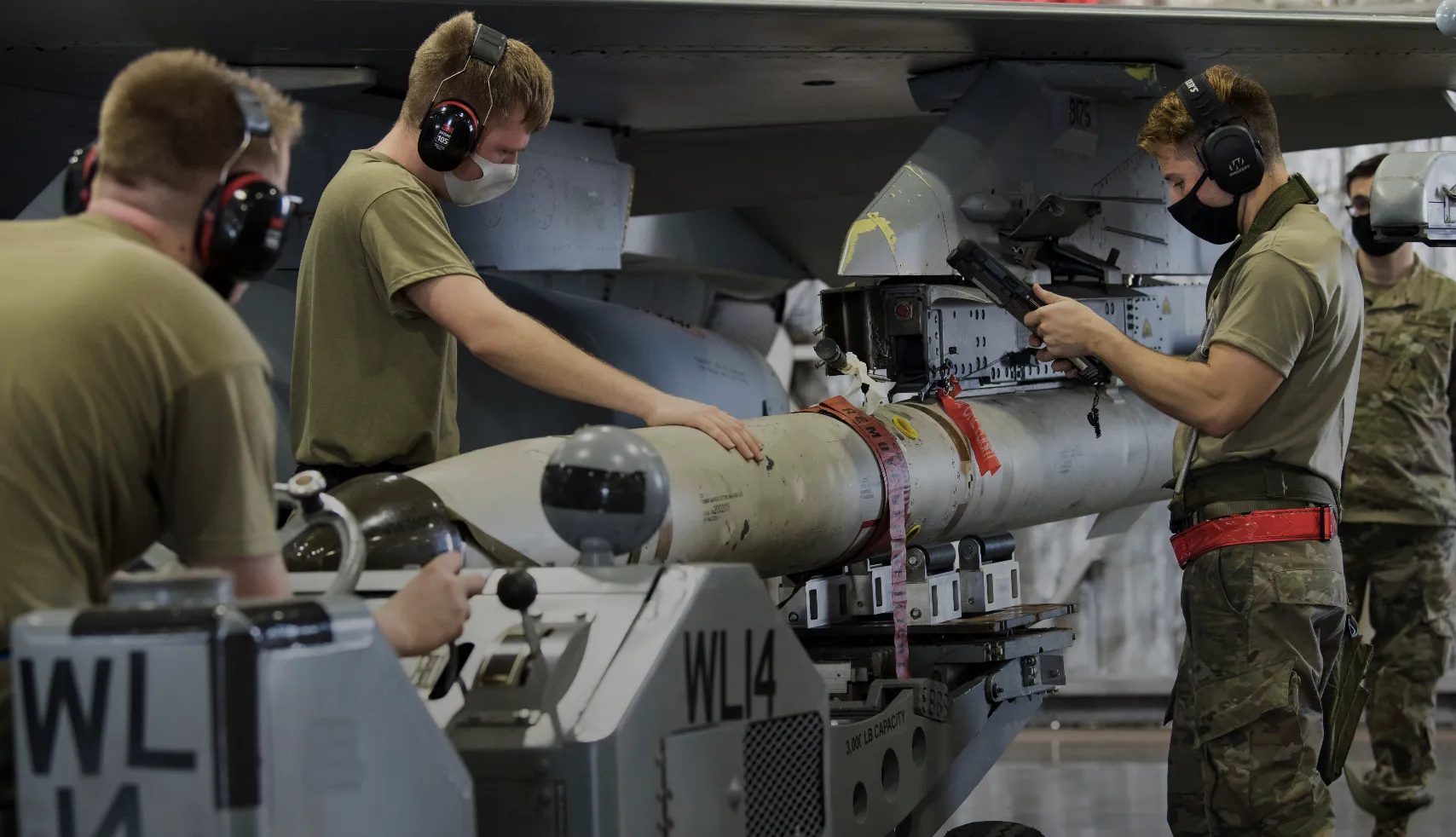 美軍正將AGM-88反輻射飛彈，掛載於F-16戰鬥機上。（取自美國空軍官網）