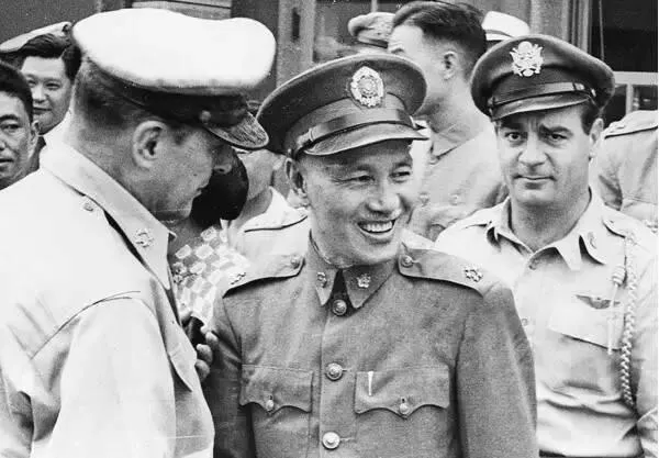 1950年の秘密会談を終え、別れの挨拶を交わす国連軍総司令官のマッカーサー氏（左）と蔣介石氏（中）。（インターネットより）