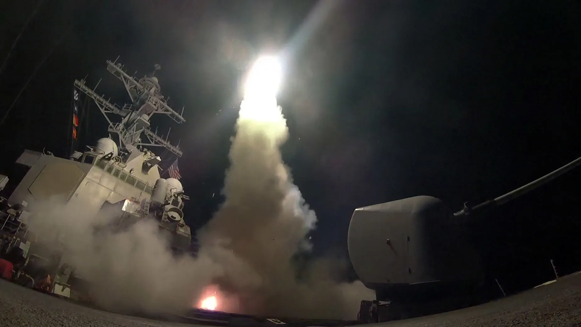 美國海軍驅逐艦6日對敘利亞空軍基地發射戰斧巡弋飛彈(AP)