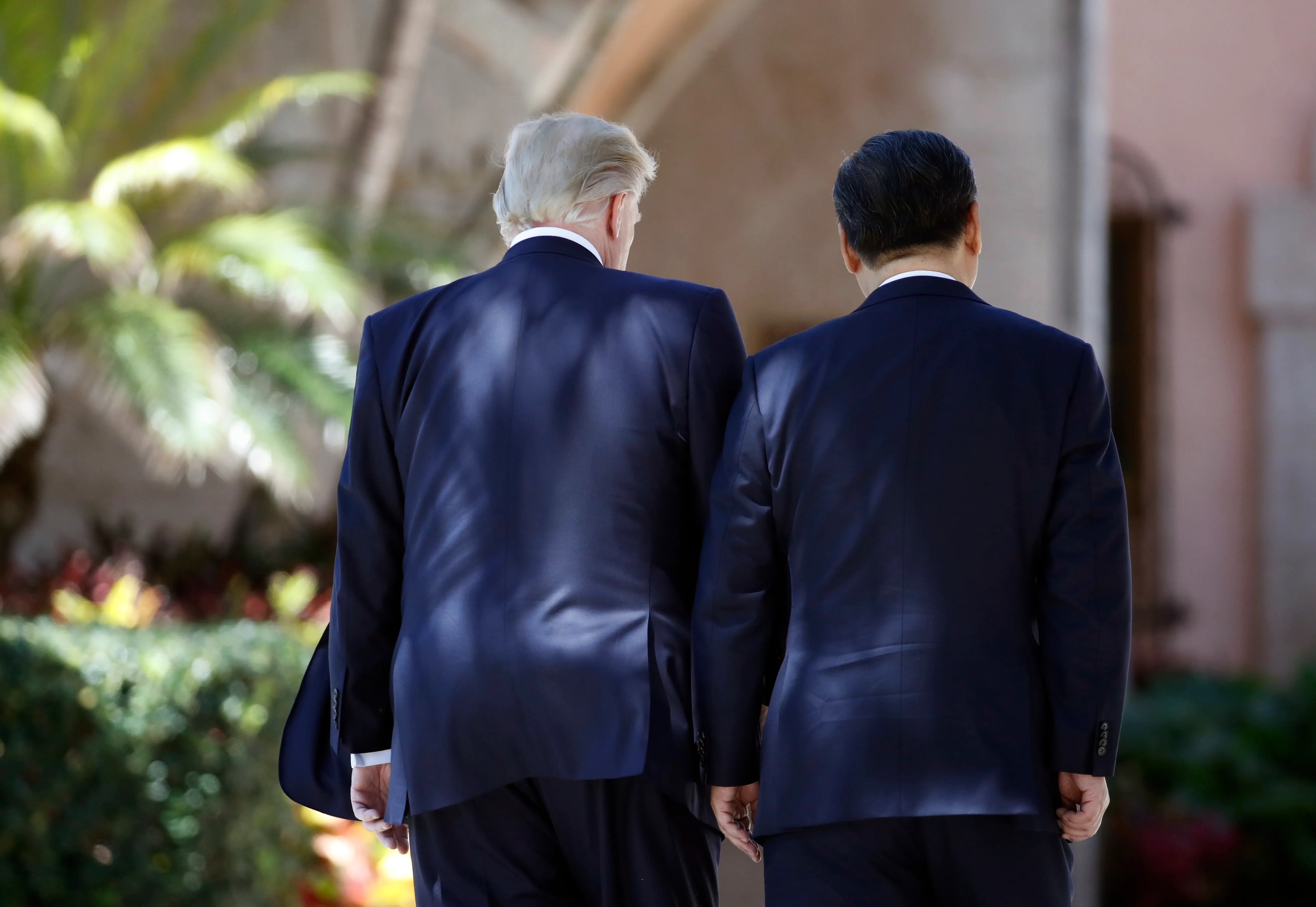 米中首脳会談2日目、米国大統領トランプと中国国家主席習近平がフロリダ州の海湖荘園で散歩(AP)
