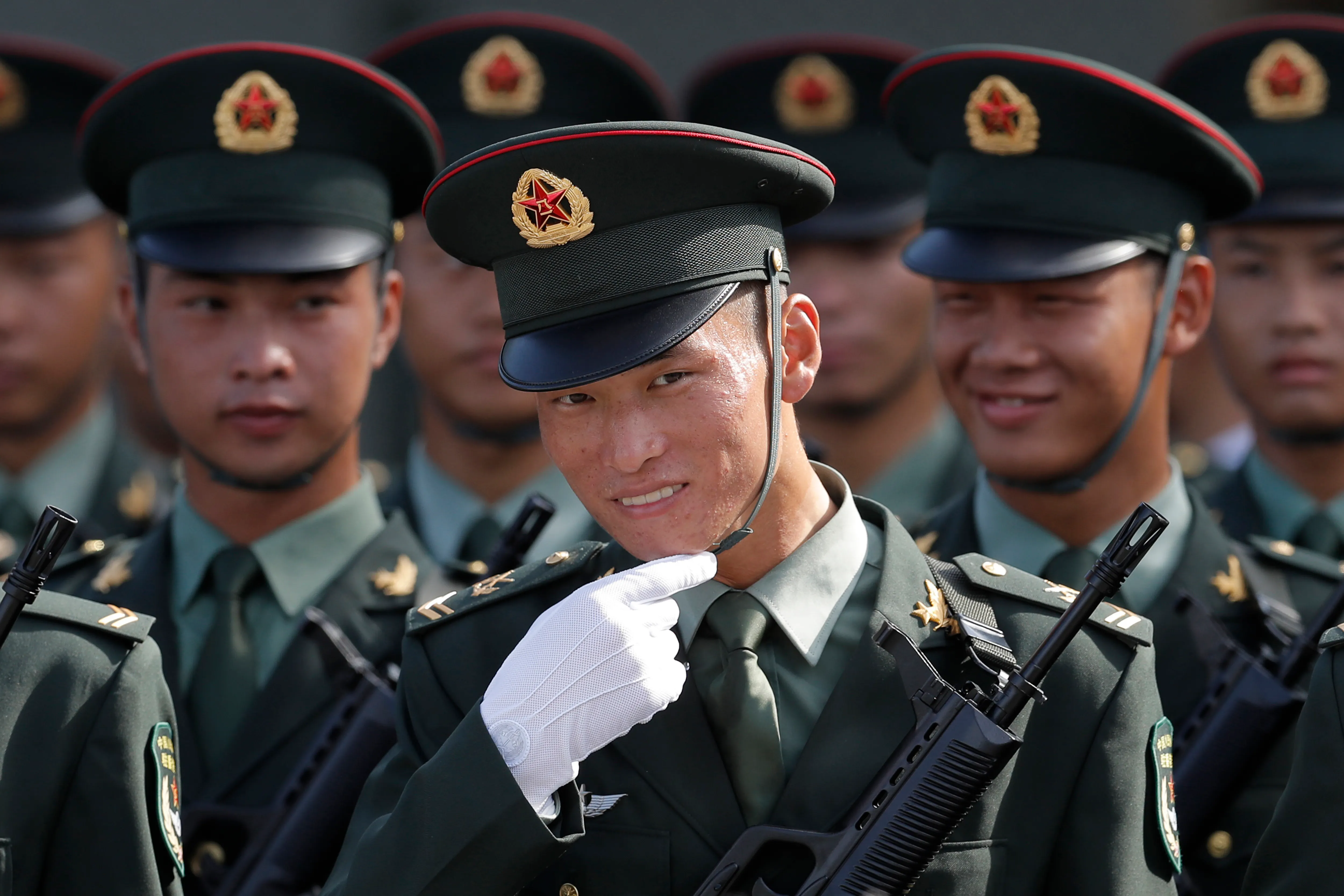 中共中央總書記、國家主席、中央軍委主席習近平30日上午前往石崗營區,視察並檢閱中國人民解放軍駐香港部隊。(AP)