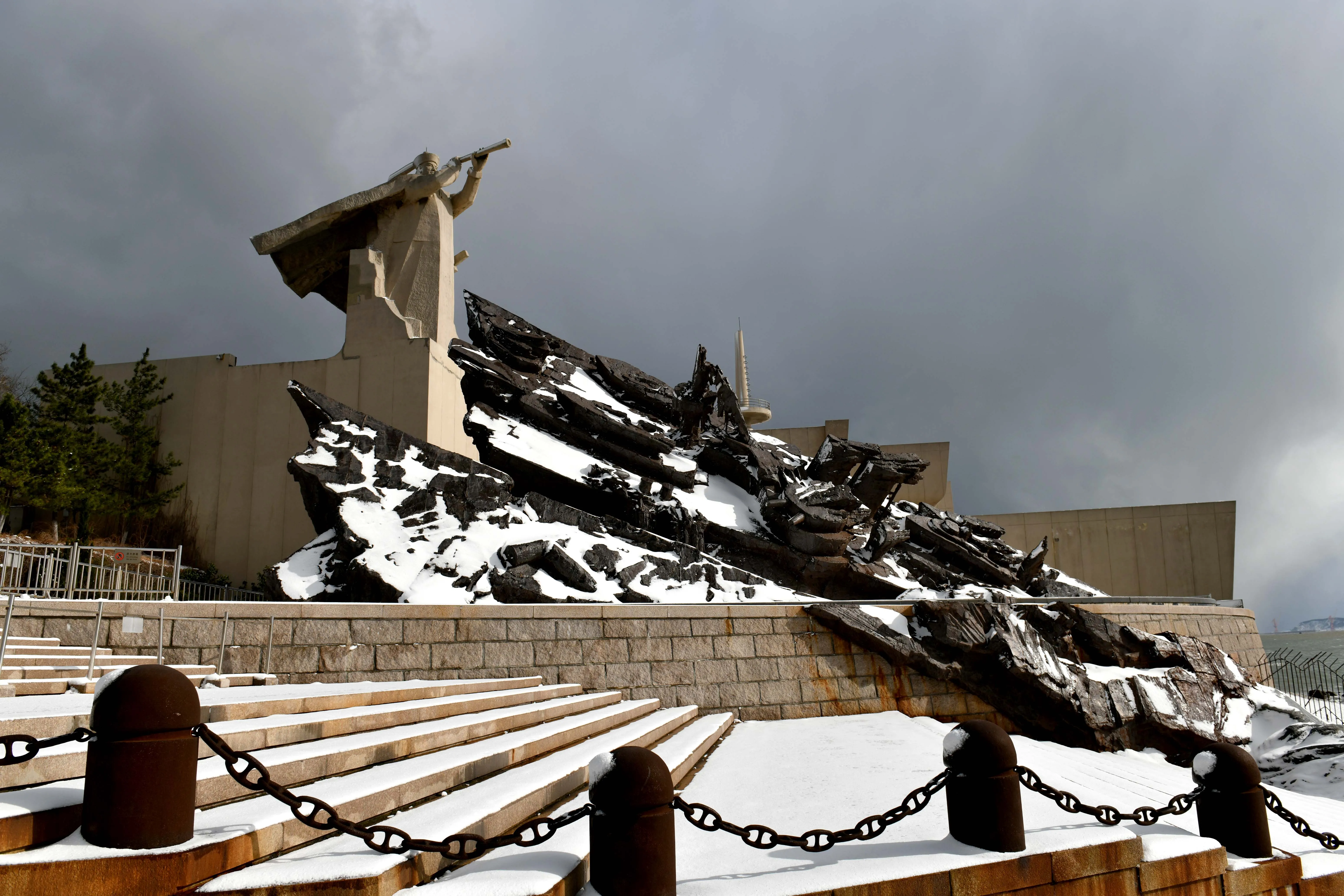 威海劉公島甲午戦争陳列館前の丁汝昌の彫像(新華社)