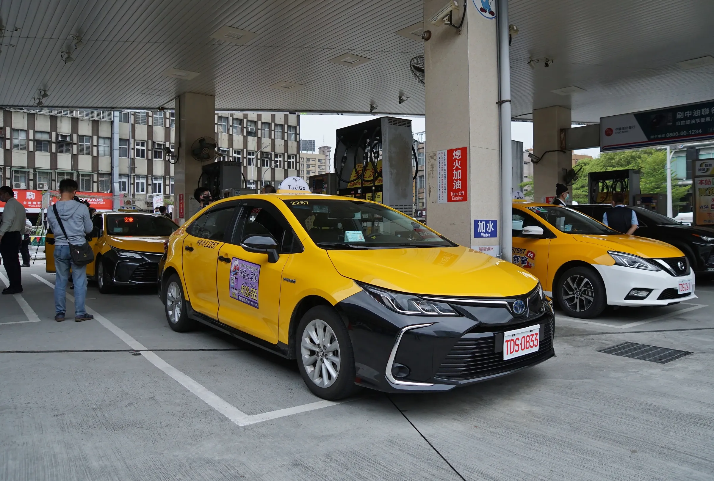20200320-交通部祭出「計程車油料補貼措施」圖為計程車加油。(盧逸峰攝)