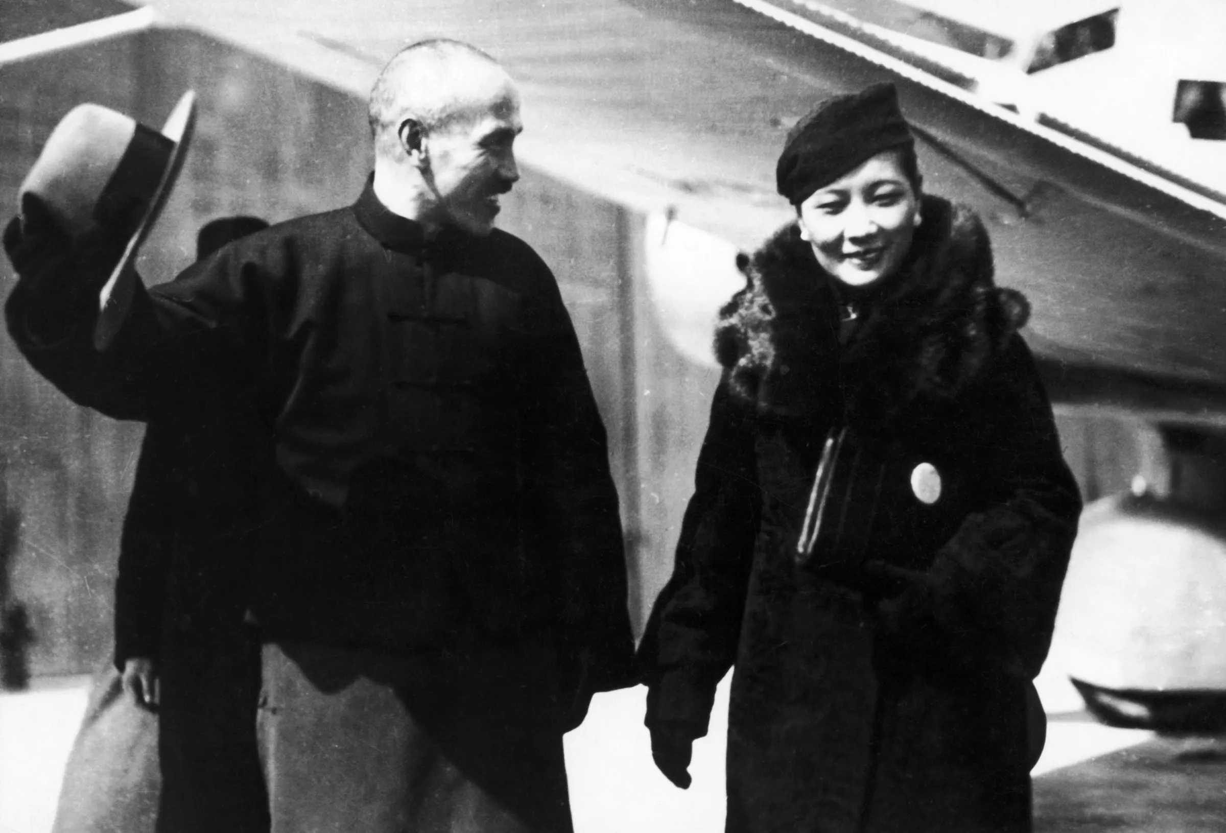 20200723-《宋氏三姊妹與她們的丈夫》配圖,1936年12月,宋美齡冒險飛去西安營救丈夫。圖為蔣介石獲釋後夫婦倆飛回家。(麥田出版提供,圖像來源:Alamy)