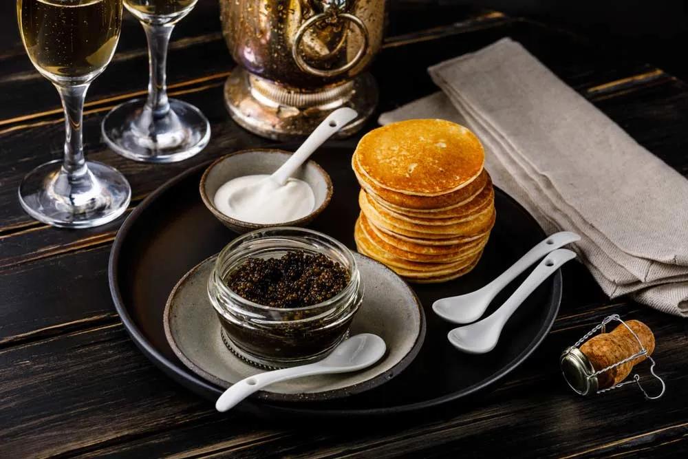 魚子醬最地道的吃法之一是搭配 blini 一起食用(圖/ 取自 Petrossian)