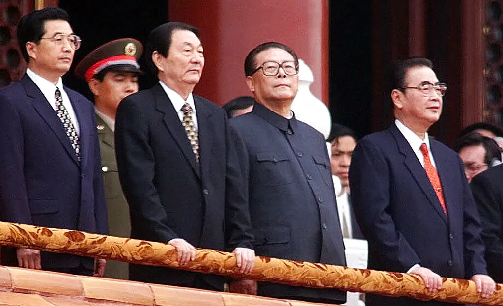 1999年10月,天安門城樓上的中國領導人:國家副主席胡錦濤、國家主席江澤民、國務院總理朱鎔基、全國人大常委會委員長李鵬。(由左至右,美聯社)