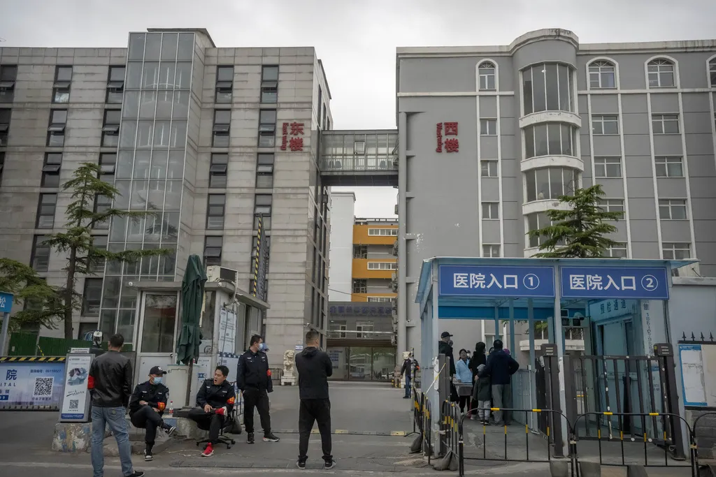 2023年4月20日,北京長峰醫院門口的大批警察和保安人員。(美聯社)