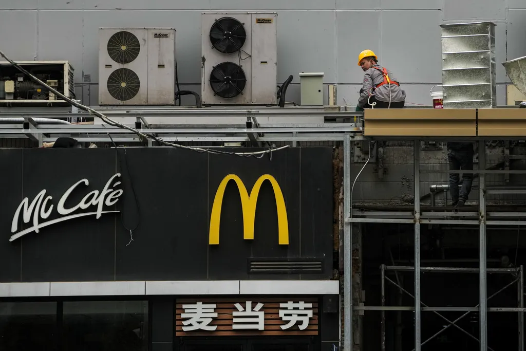 北京街頭的麥當勞招牌。(美聯社)