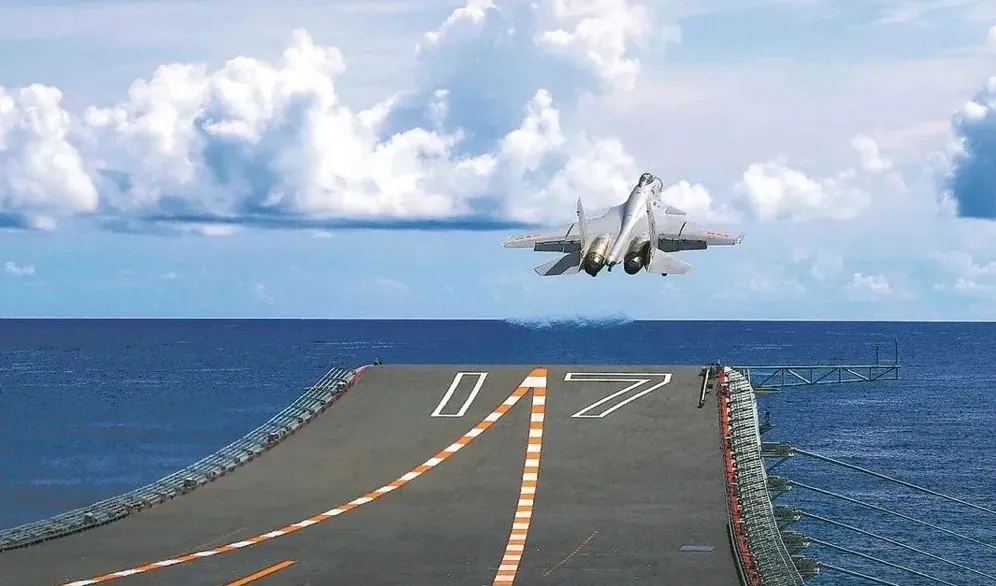 山東艦の甲板から離陸する殲-15。(央視微信公眾號)