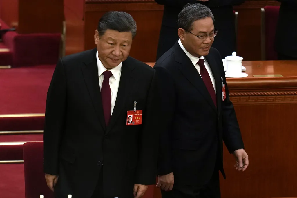在北京的中國兩會上,中國領導人習近平與國務院總理李強。(AP)
