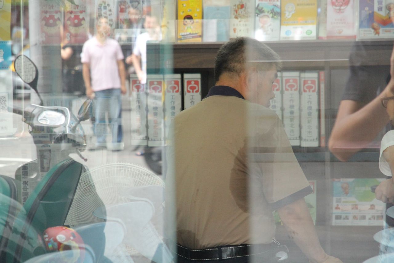 基本工資專題,43年次的邱先生靠著打零工維生,許多派遣工作薪水只有基本工資20008元,要養家活口的確有困難,邱先生說,因為如此才必須來就業服務中心繼續找兼職。(曾原信攝)