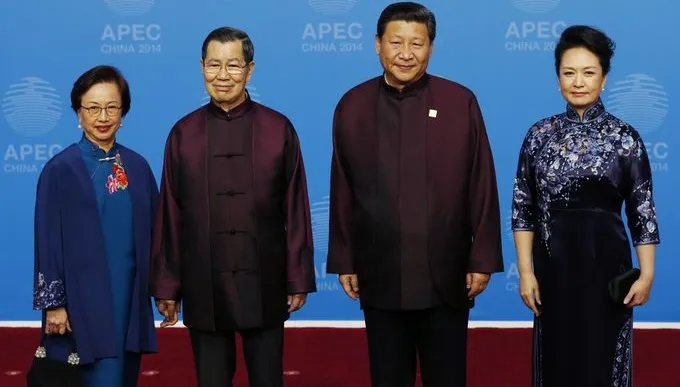 APEC晚宴,台灣代表蕭萬長夫婦與中國國家主席習近平合影,行禮如儀。(美聯社)