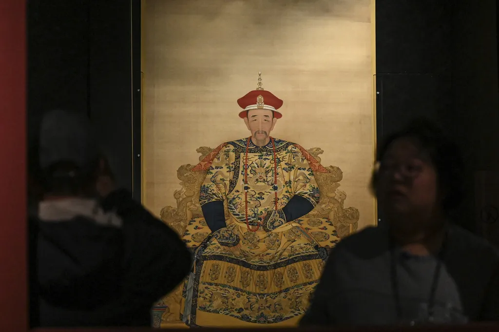 2024年4月1日,北京故宮慶祝中法建交六十週年,舉行「紫禁城與凡爾賽宮」展覽,人們正在觀看康熙皇帝的畫像。(美聯社)