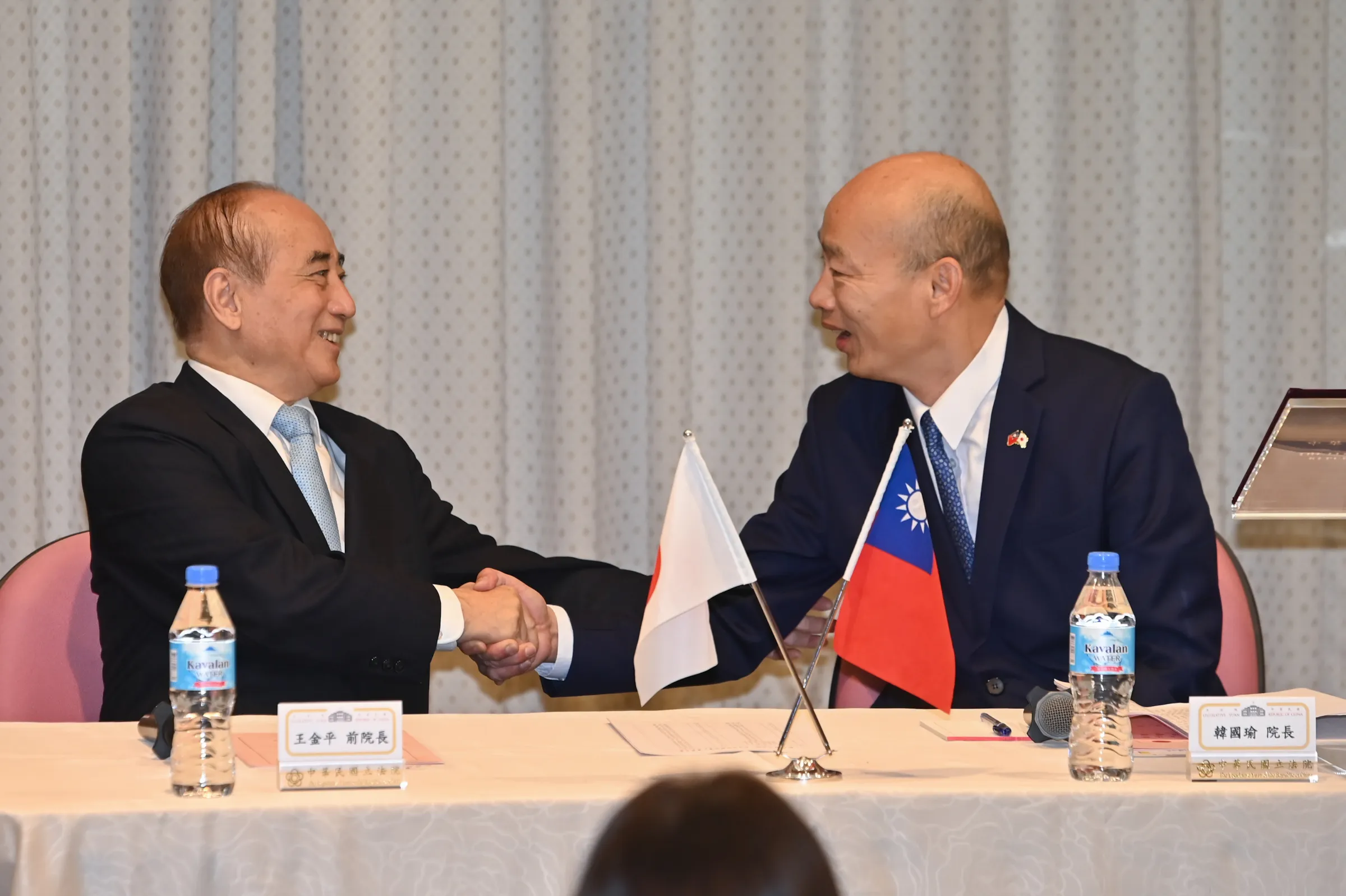 20240425-立法院長韓國瑜與前立法院長王金平25日出席第11屆立法院「台日交流聯誼會」成立大會,兩人在會上握手致意。(陳昱凱攝)