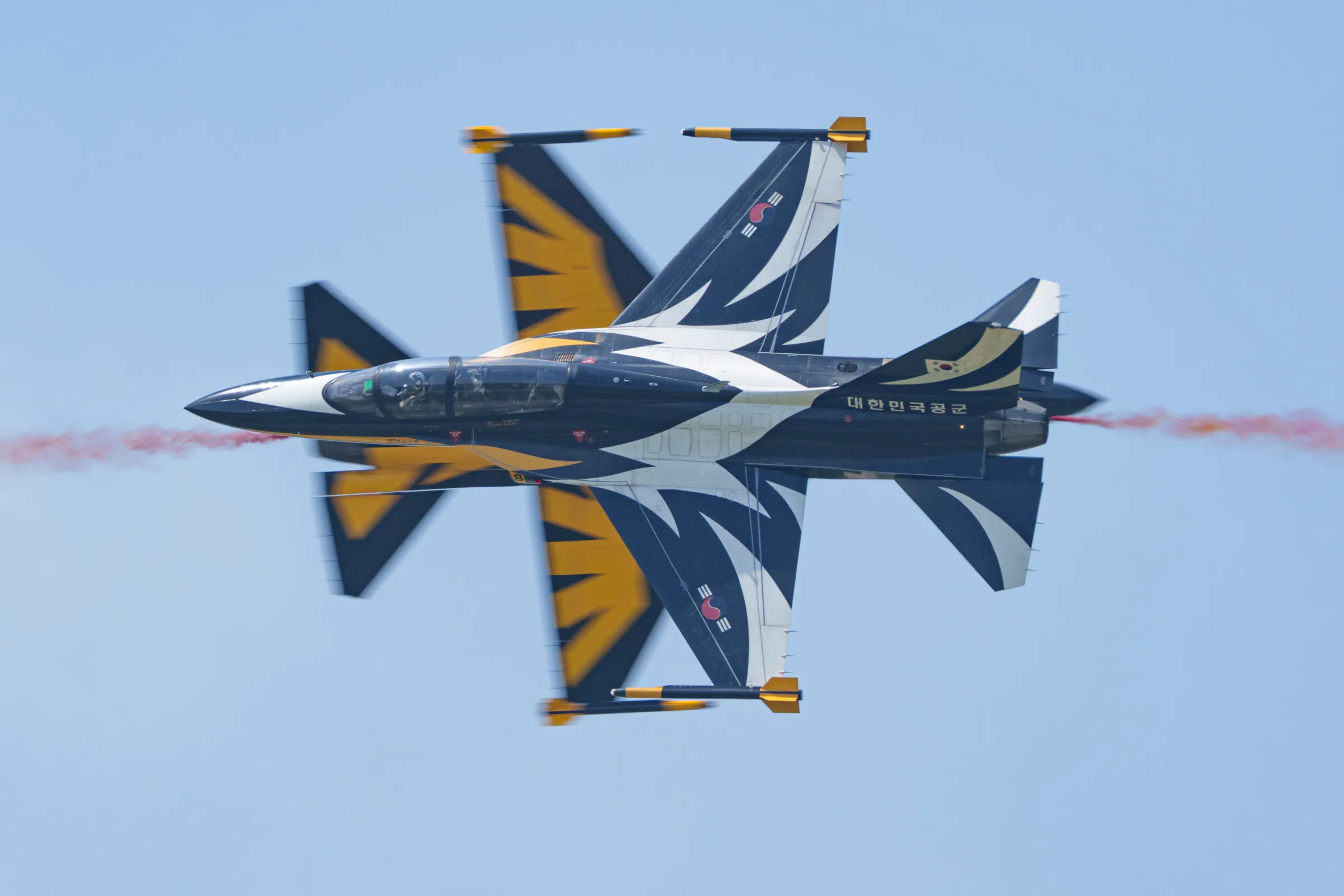 20240427-韓國黑鷹特技飛行隊駕駛自製的T-50B教練機展示多項特技飛行。(傅啟禎攝)
