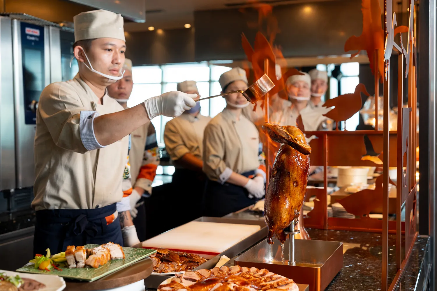 美國千萬YTR巨星Sonny快閃台灣,朝聖「饗 A Joy」讚「史上最強buffet」。(圖/饗 A Joy提供)