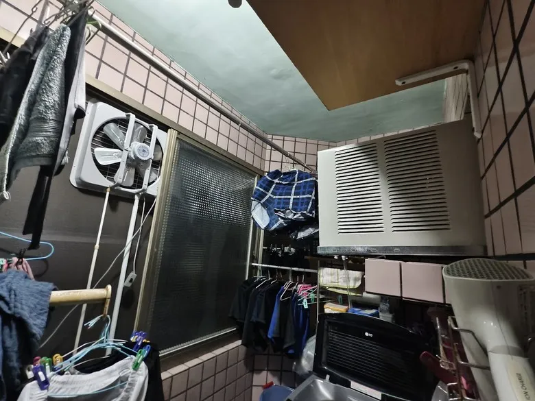 內行網友表示,冷氣室外機安裝的位置如果通風不良好甚至是密閉空間,即使裝十台變頻冷氣也不會涼。(圖/翻攝自mobile01)