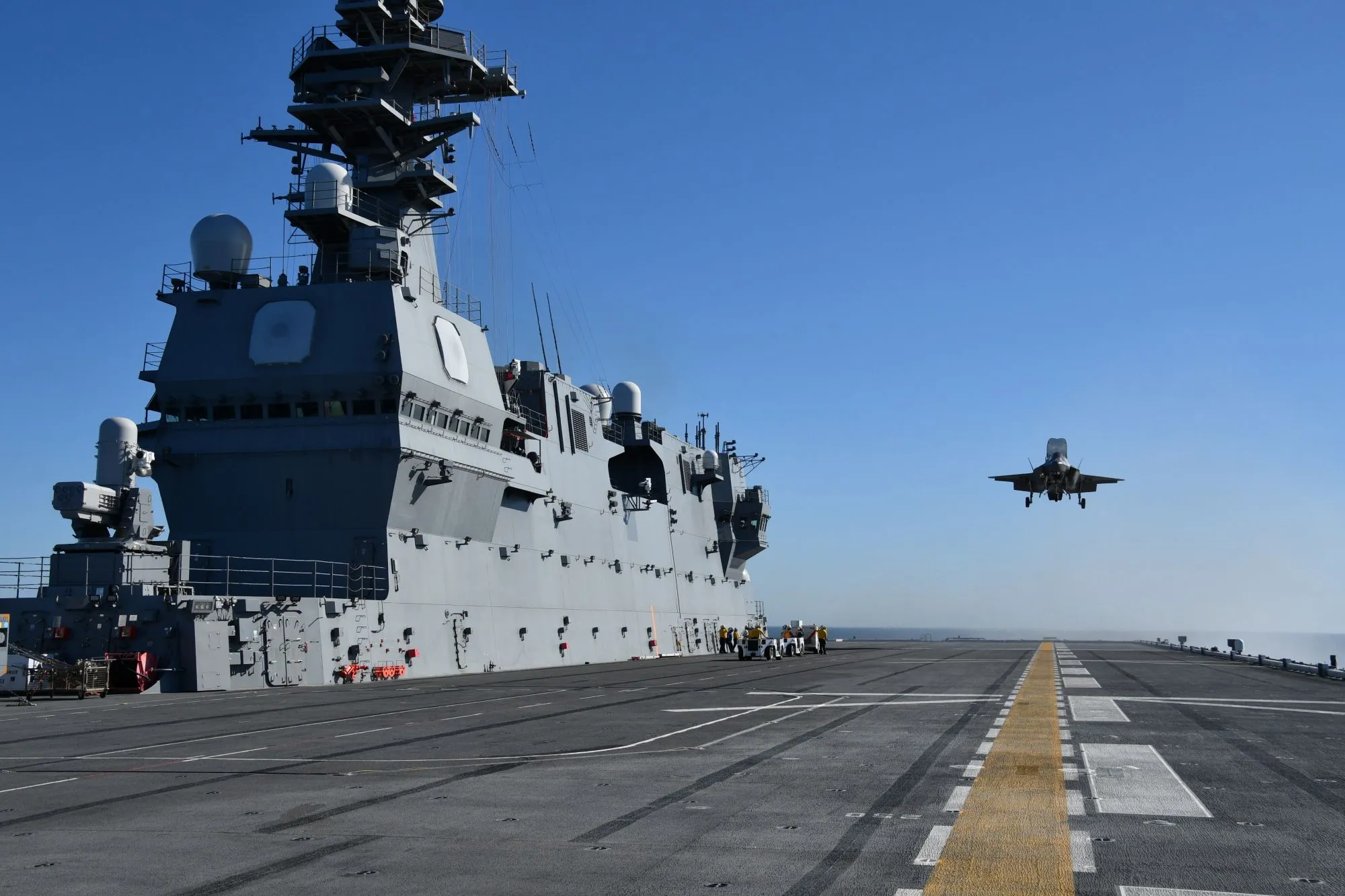 2024年10月21日,出雲級護衛艦加賀號首次完成艦載機F-35B降落甲板測試。(海上自衛隊官網)