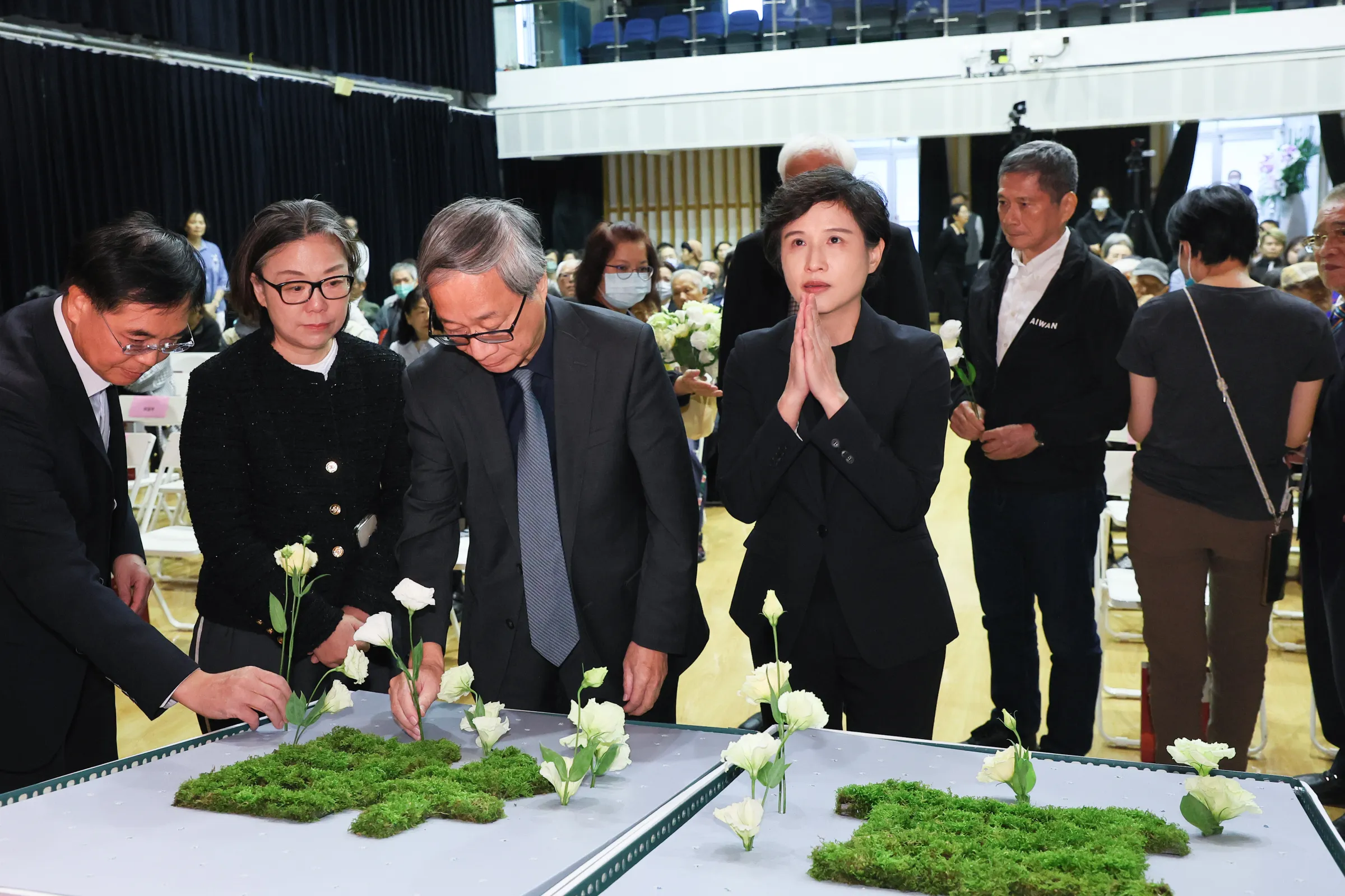 文化部長李遠(左三) 的部分人事安排,引發曾任文化部長的行政院副院長鄭麗君(右一)關注。(顏麟宇攝)