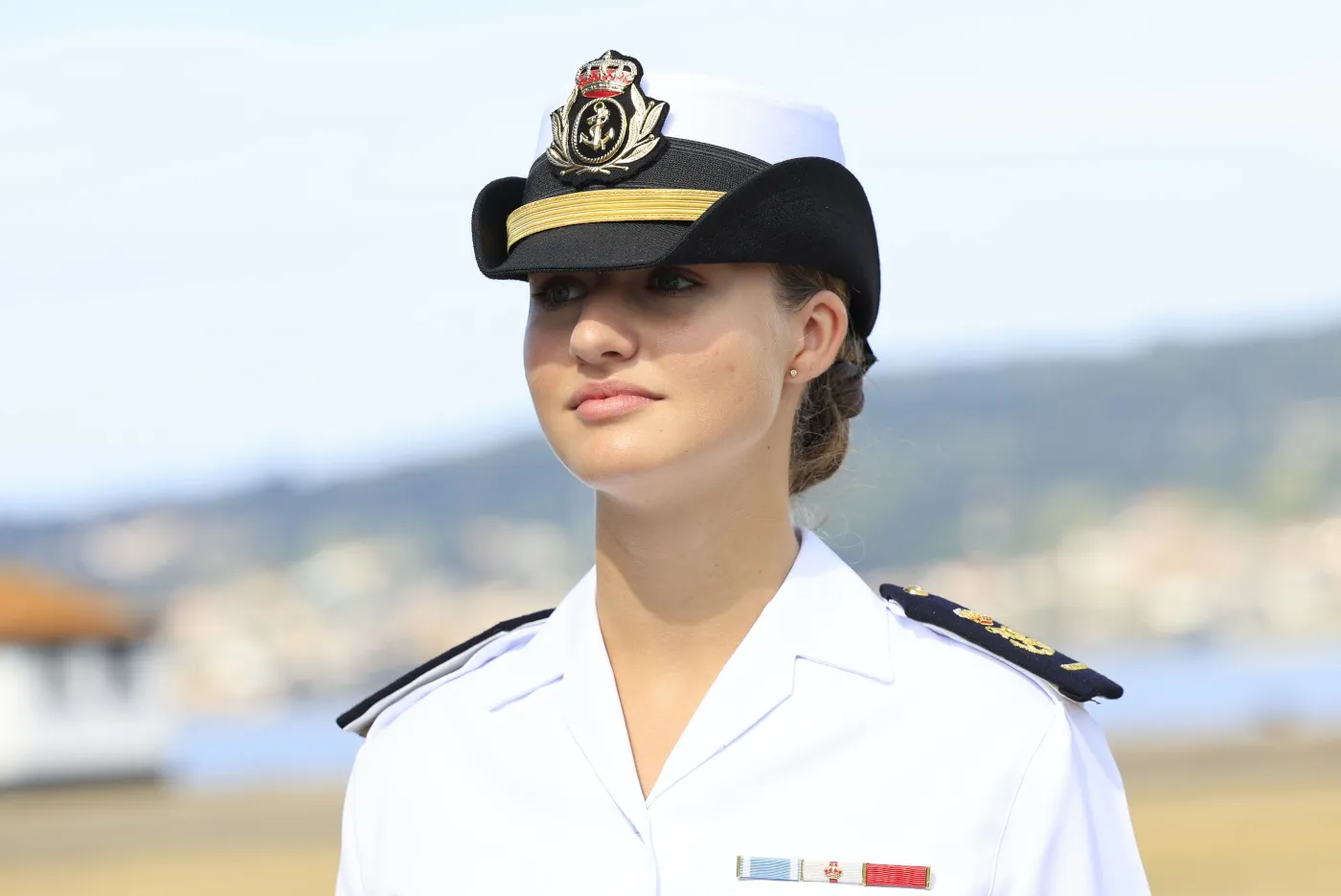 西班牙女王儲萊昂諾爾公主(Princess Leonor)的海軍戎裝照。(翻攝自西班牙王室官網)