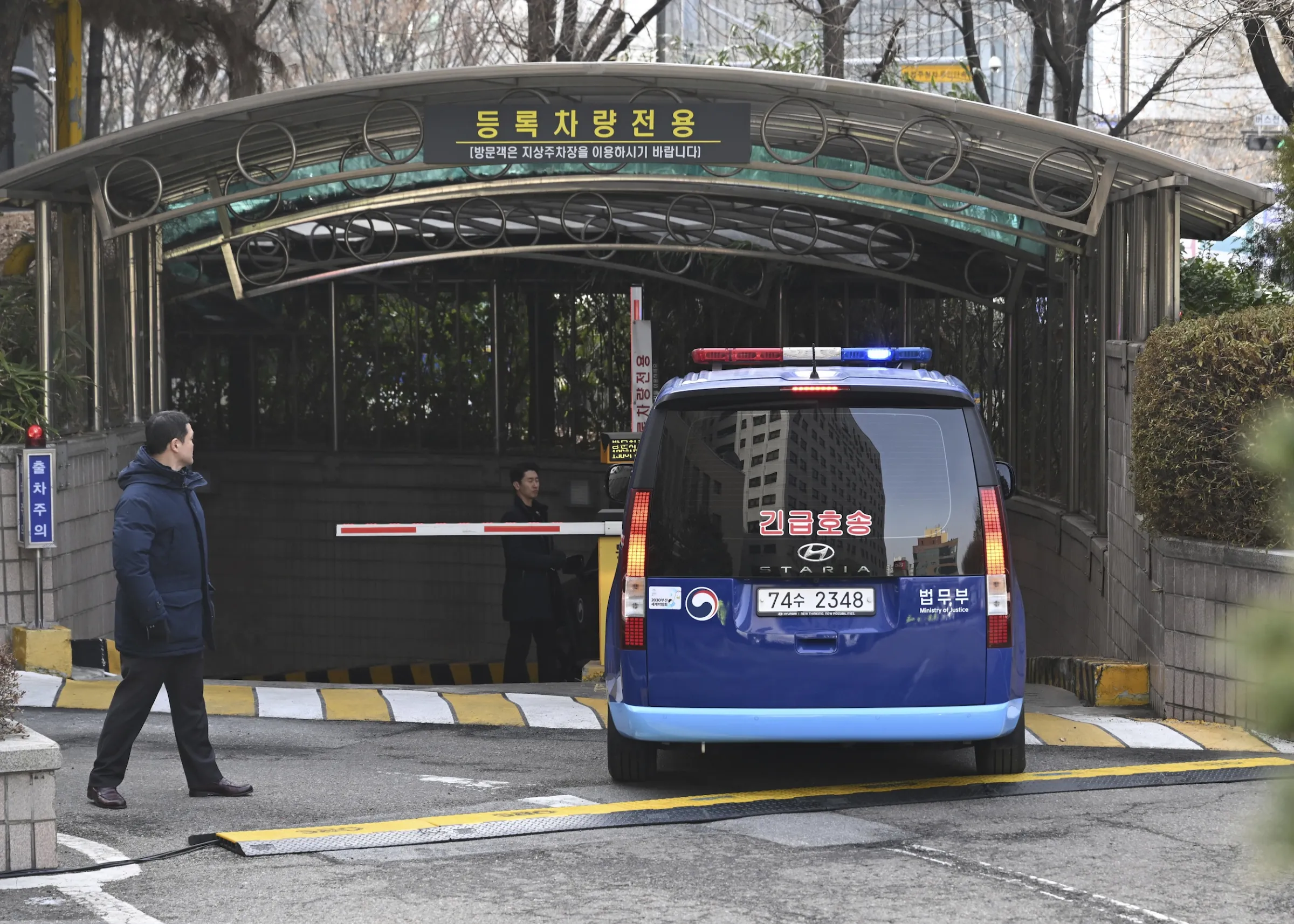 2025年1月18日,一輛藍色公務車駛進首爾西部地方法院。(美聯社)