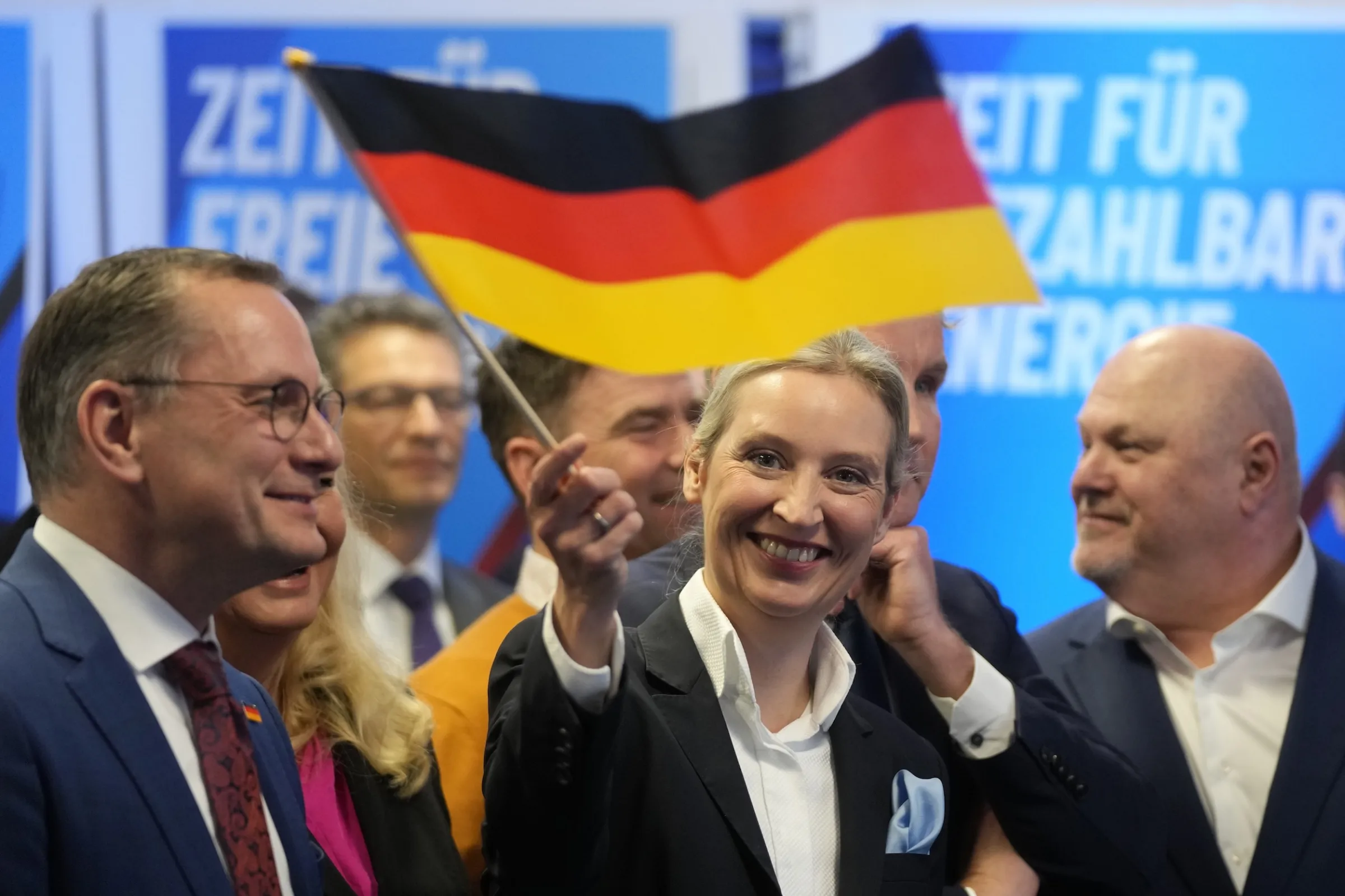2025年2月23日,德國大選結束後,極右翼的另類選擇黨領袖魏德爾(Alice Weidel)在柏林總部揮舞德國國旗。(美聯社)