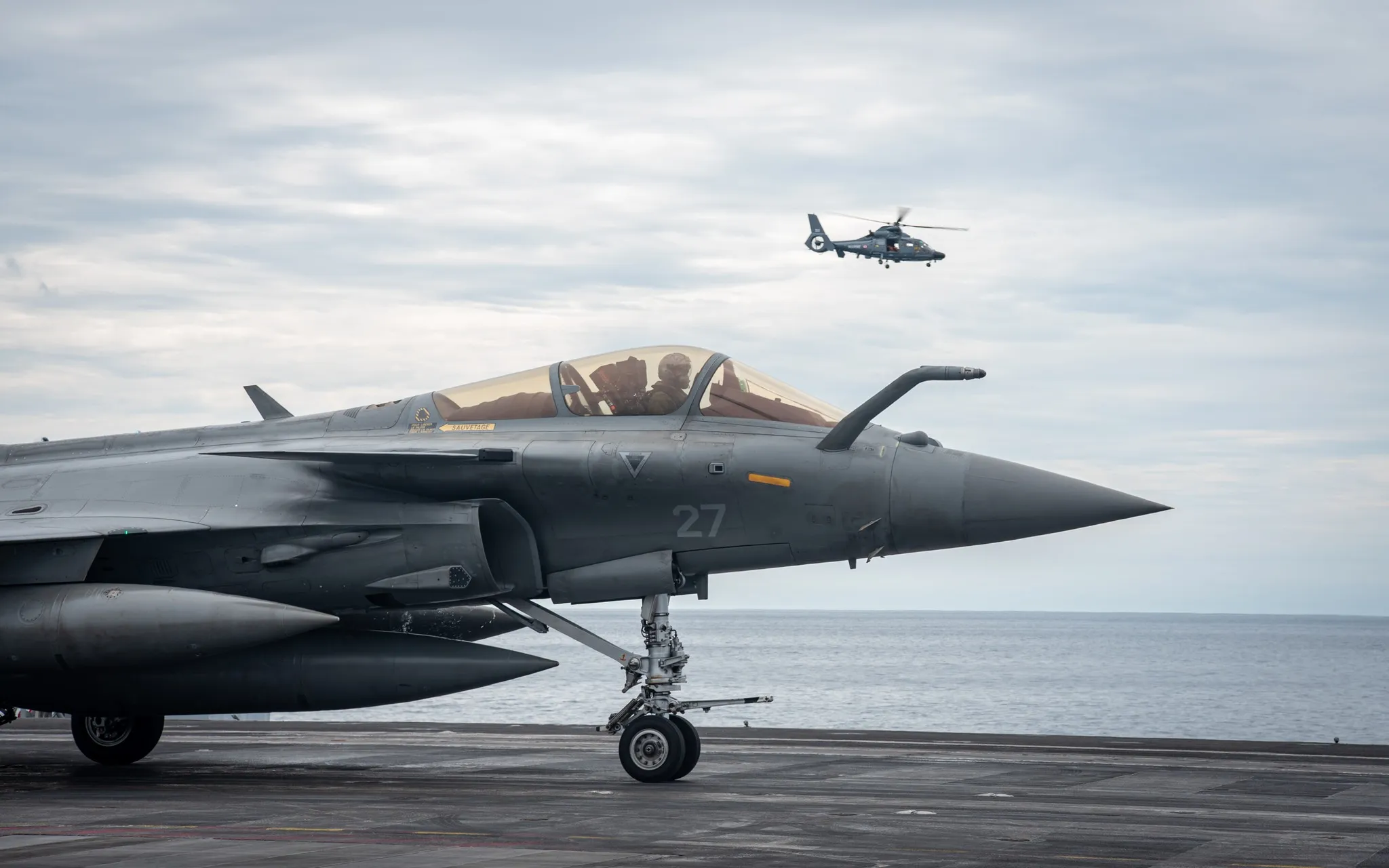 停靠在戴高樂號航空母艦甲板的疾風M型戰機。(翻攝自法國海軍)