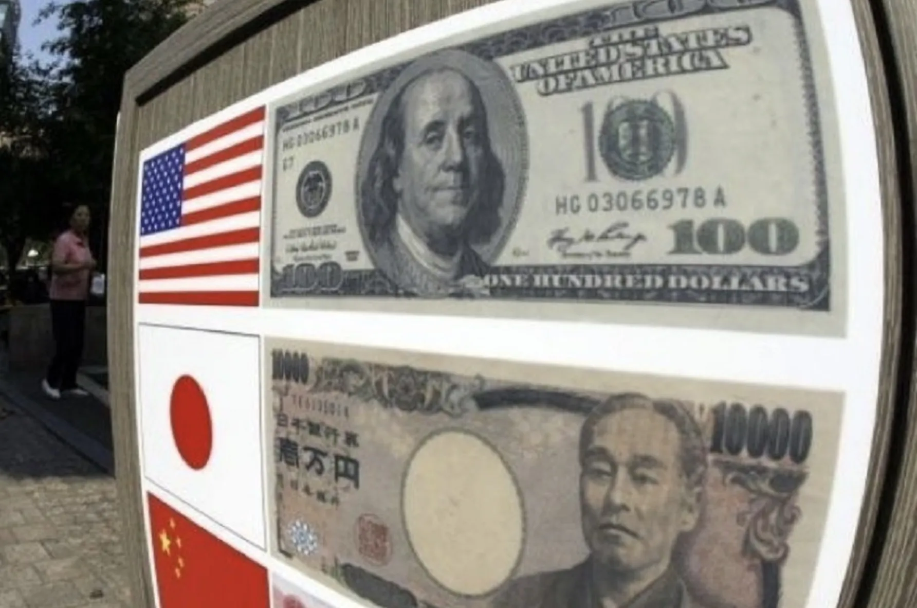 首爾一處外幣兌換商店的美元與日幣標示。(美聯社)