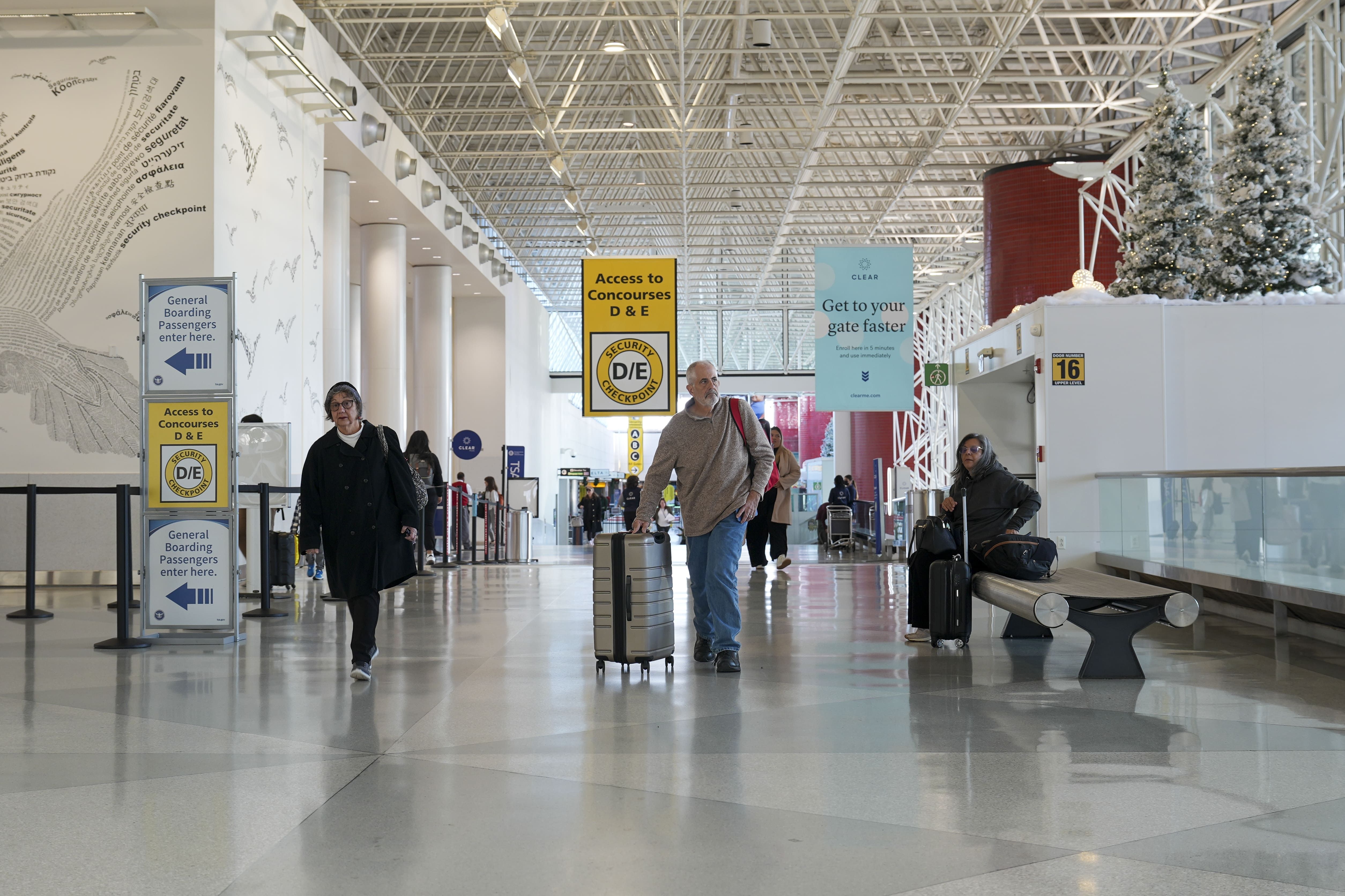 在美國機場準備搭機出行的乘客。(美聯社)