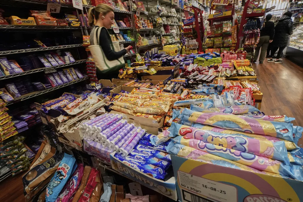 2025年4月4日。來自世界各地的糖果在紐約下東區的Economy Candy販賣。(AP)