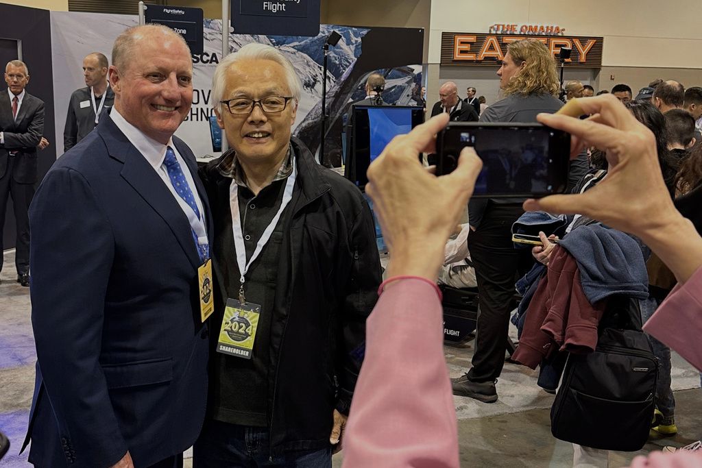 2024年5月3日星期五。波克夏海瑟威副董事長阿貝爾(Greg Abel)在內布拉斯加州奧馬哈與股東合影。(AP)