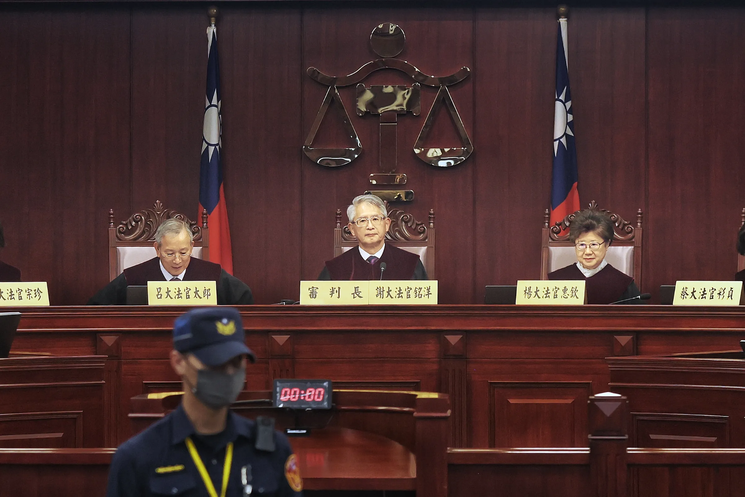 20250512-針對立法院2024年底三讀通過的【憲法訴訟法】聲請案,憲法法庭12日舉行「114憲立字第1號聲請案公開說明會,由大法官兼審判長謝銘洋(中)主持會議。(柯承惠攝)