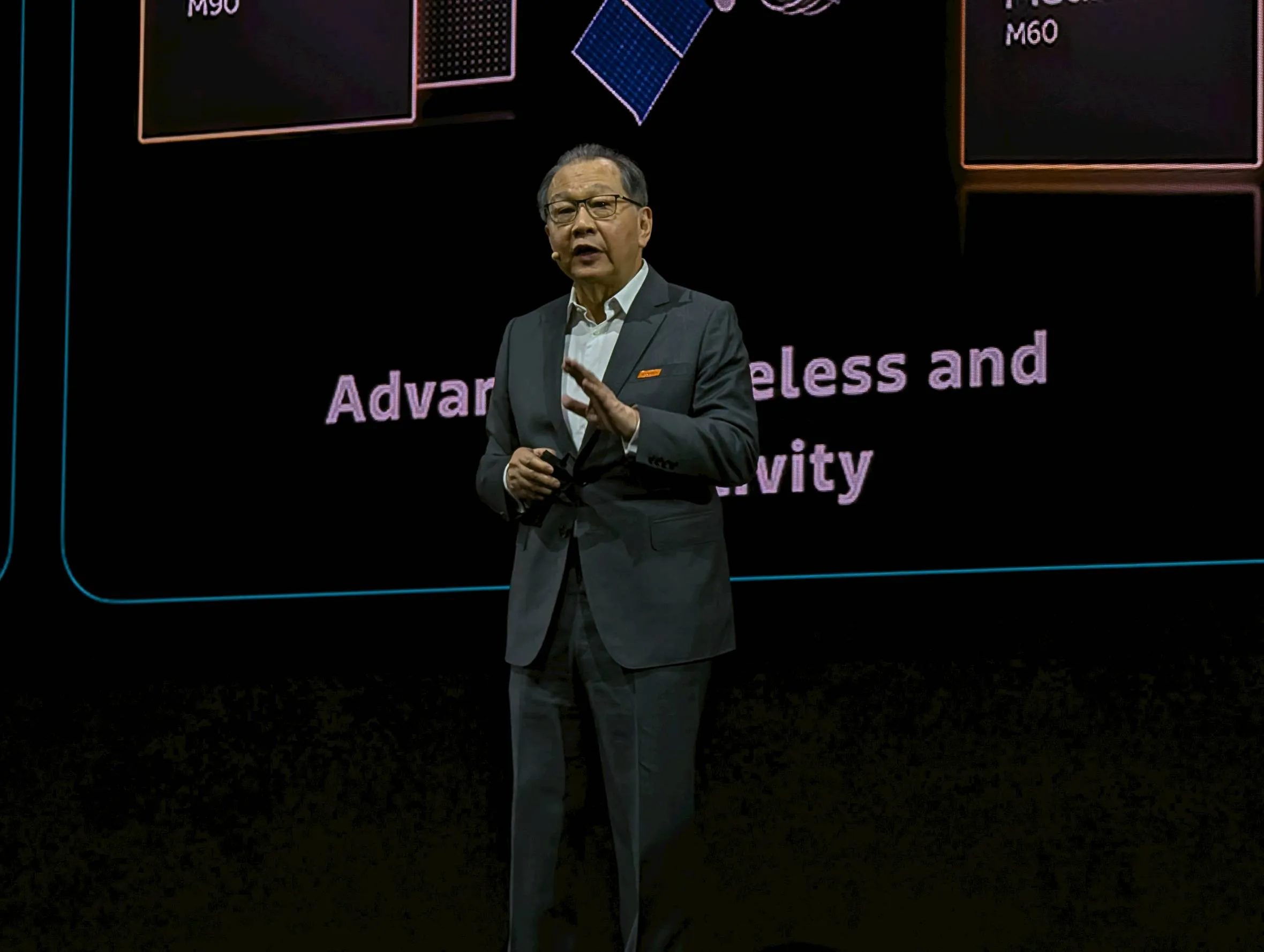 20250520-聯發科技董事長暨執行長蔡力行於Computex主題演講以「AI for Everyone:從邊緣到雲端」為題,首度公開將於今年9月量產首顆2奈米手機高效晶片。(電腦公會提供)