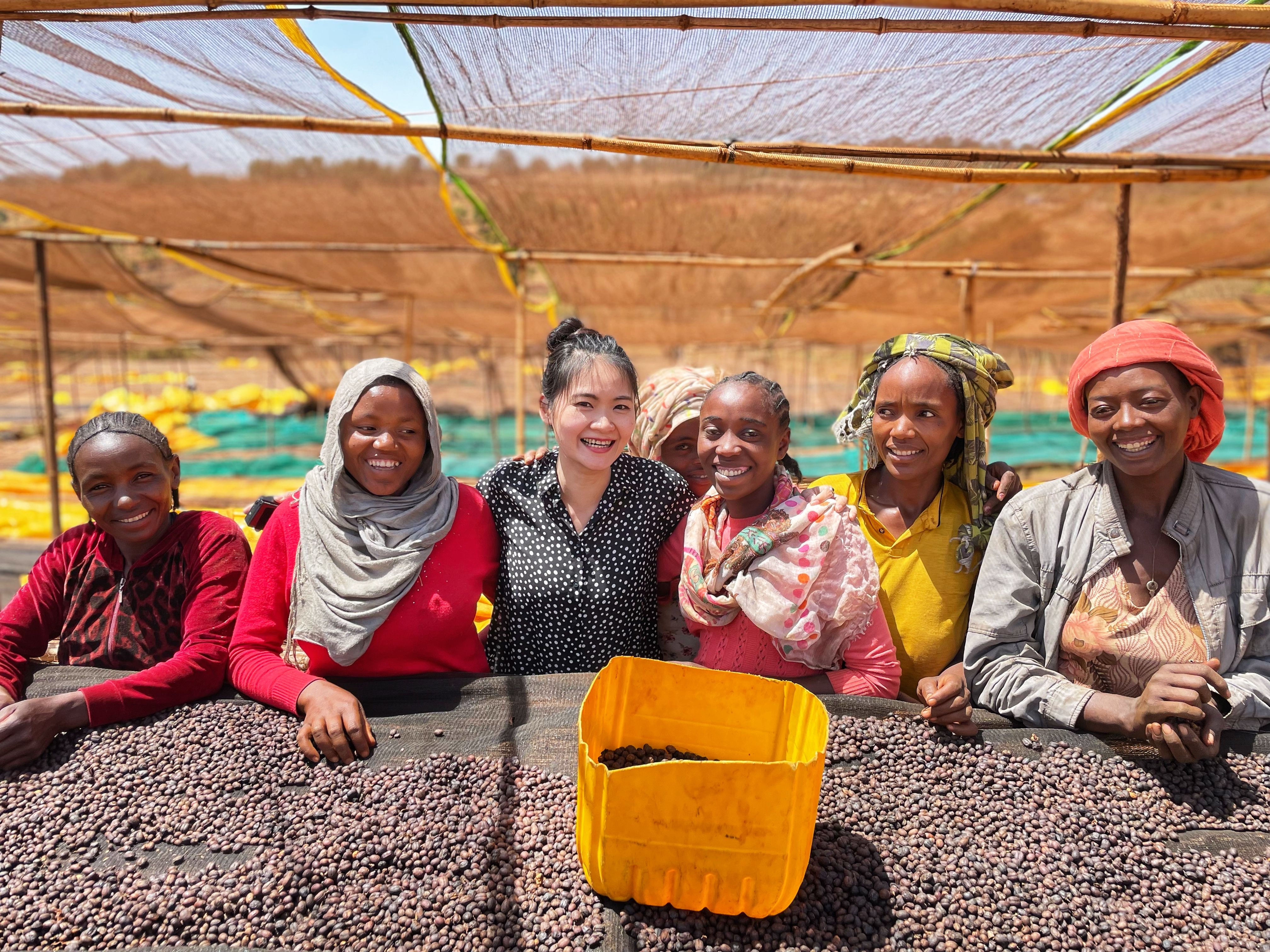 吳筱翎在瓜地馬拉咖啡產地與當地婦女合影