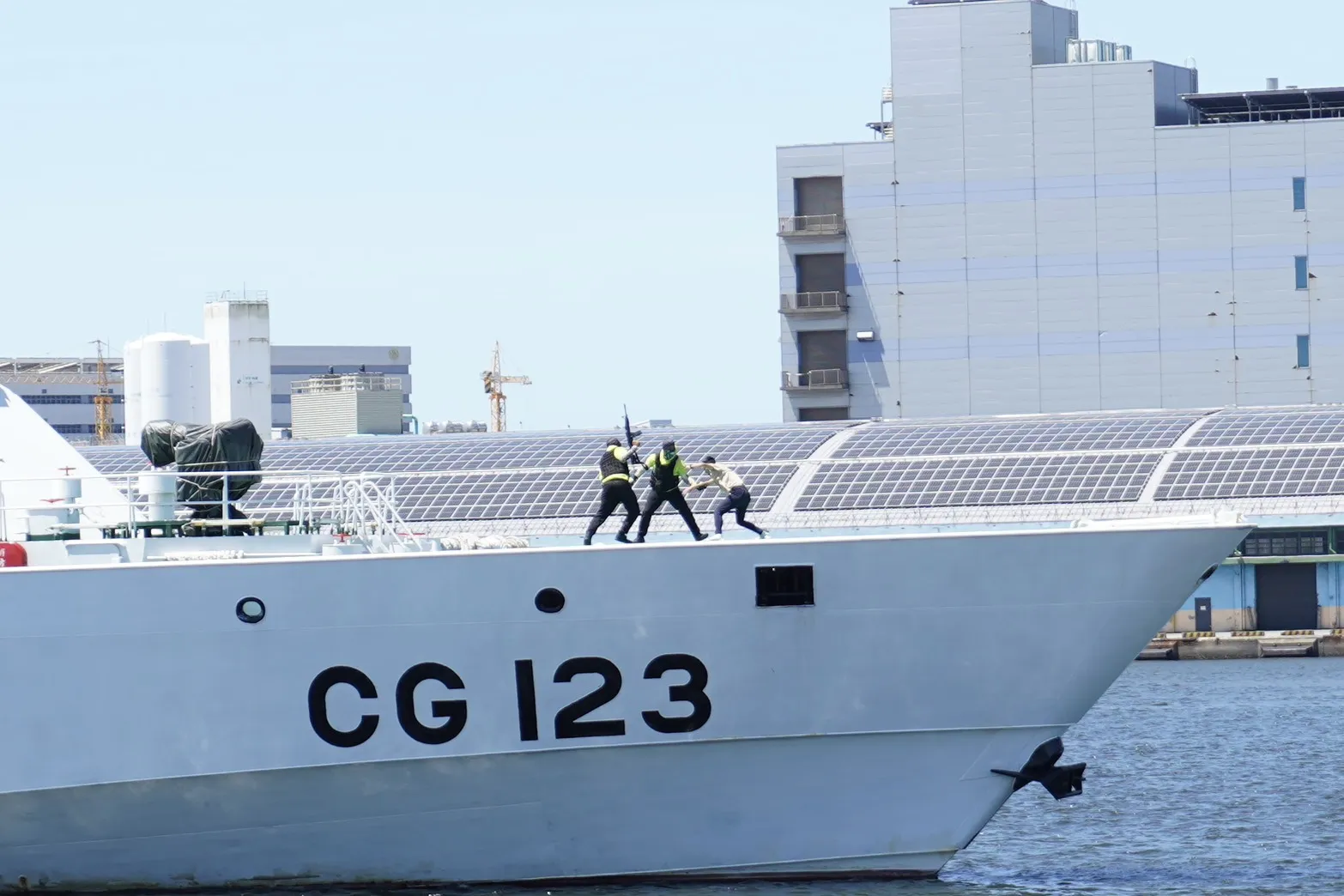 總統賴清德視導海安12號演習、海巡特勤隊突擊艇、4000噸雲林艦、1000噸台中艦、海空分列式。(張曜麟攝)
