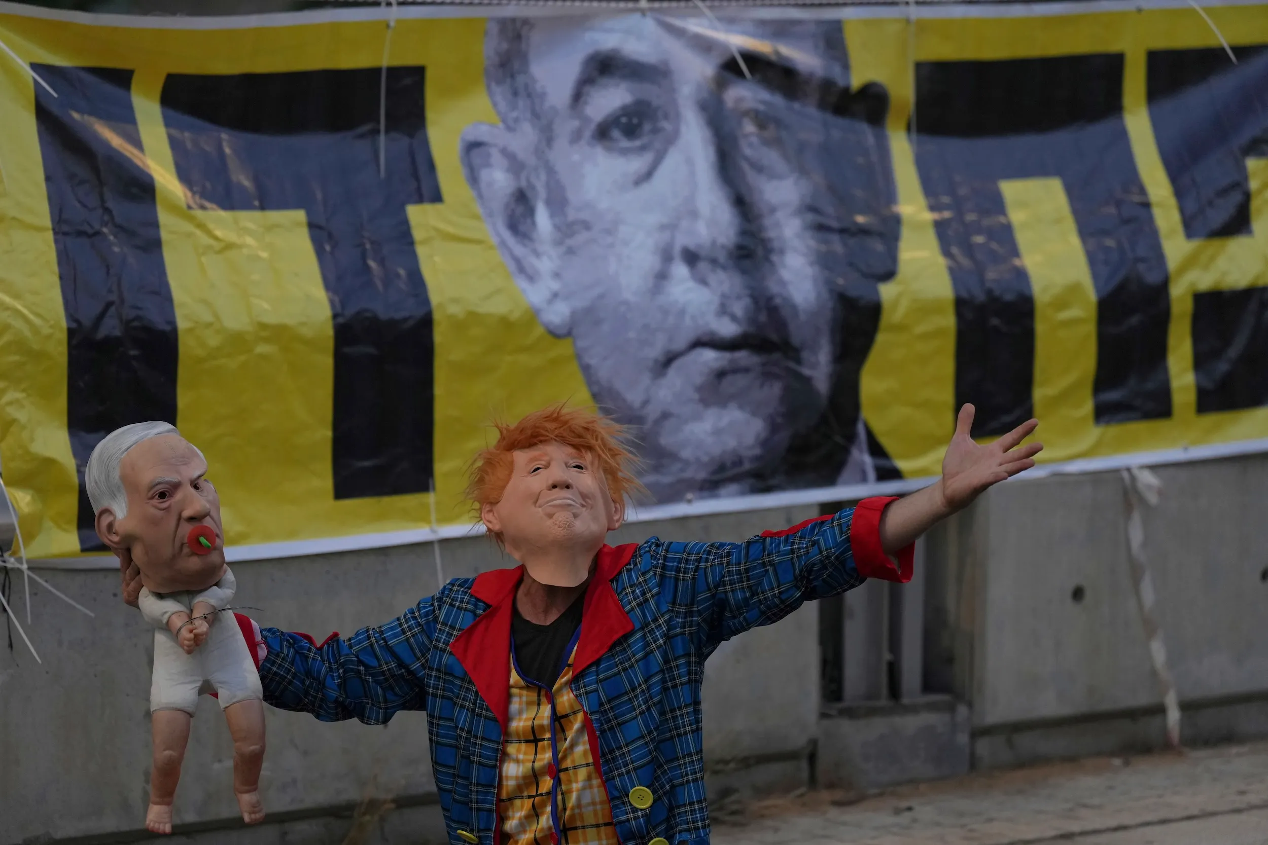 2025年6月28日,以色列特拉維夫(Tel Aviv)人民抗議要求結束戰爭並釋放哈瑪斯扣押的人質,同時抗議納坦雅胡政府。(美聯社)