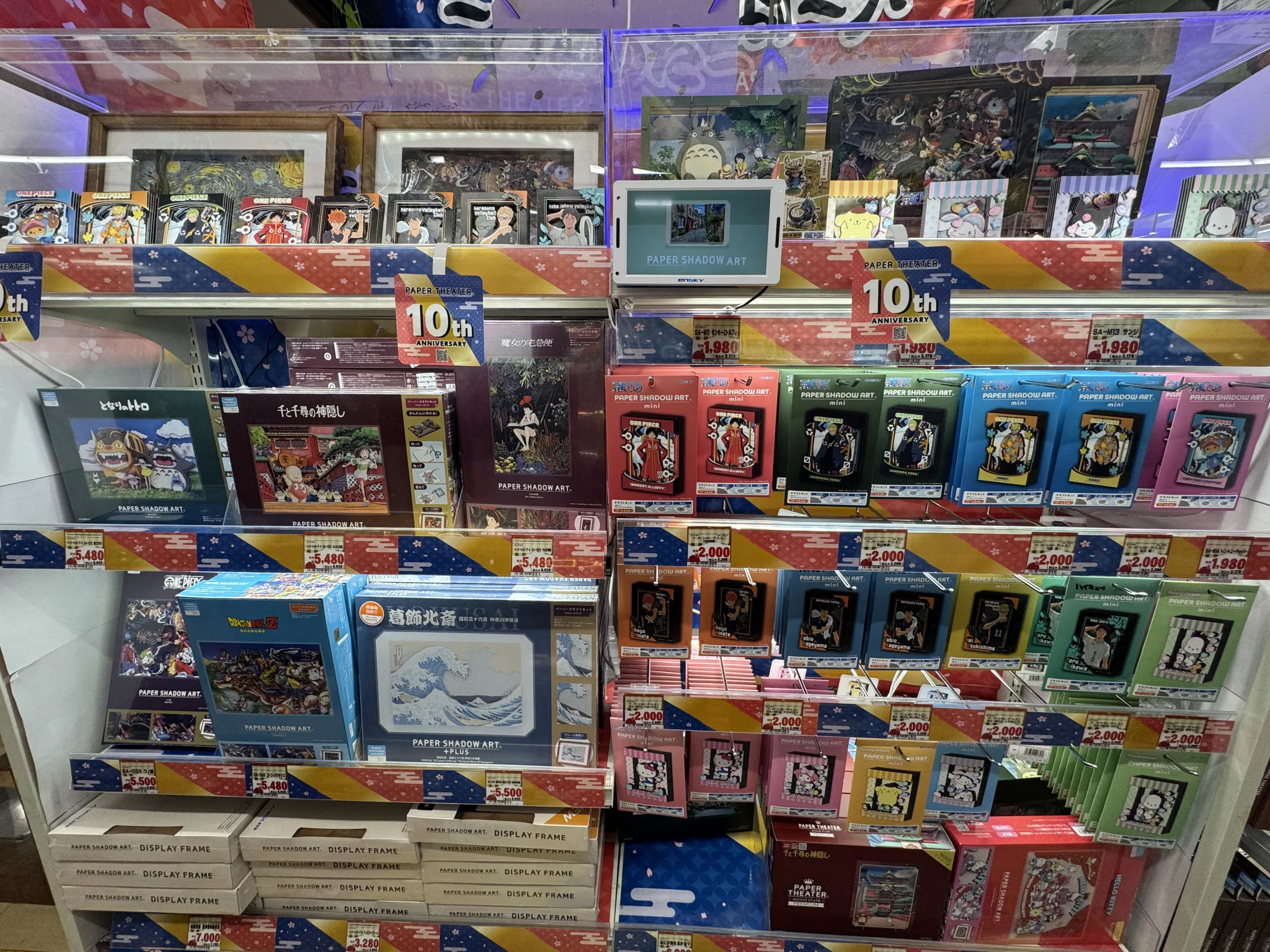 東京MEGA唐吉訶德澀谷總店的動漫角色商品貨架。PPIH接手玩具反斗城後,計畫擴大IP商品與大人買的玩具。(黃信維攝)