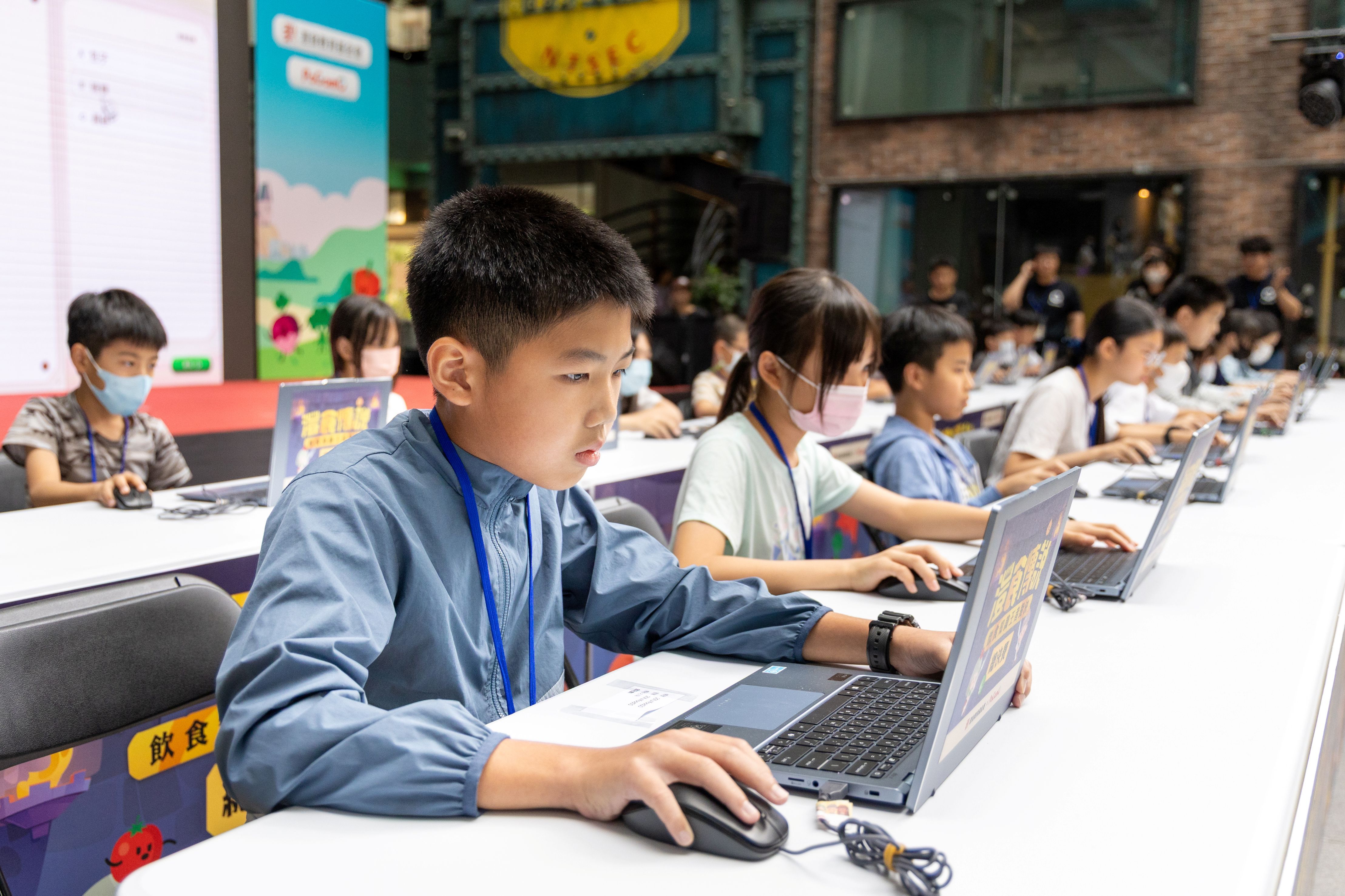 來自全台進入總決賽的20名選手,聚精會神解題,爭奪王者寶座。(灃食教育基金會提供)