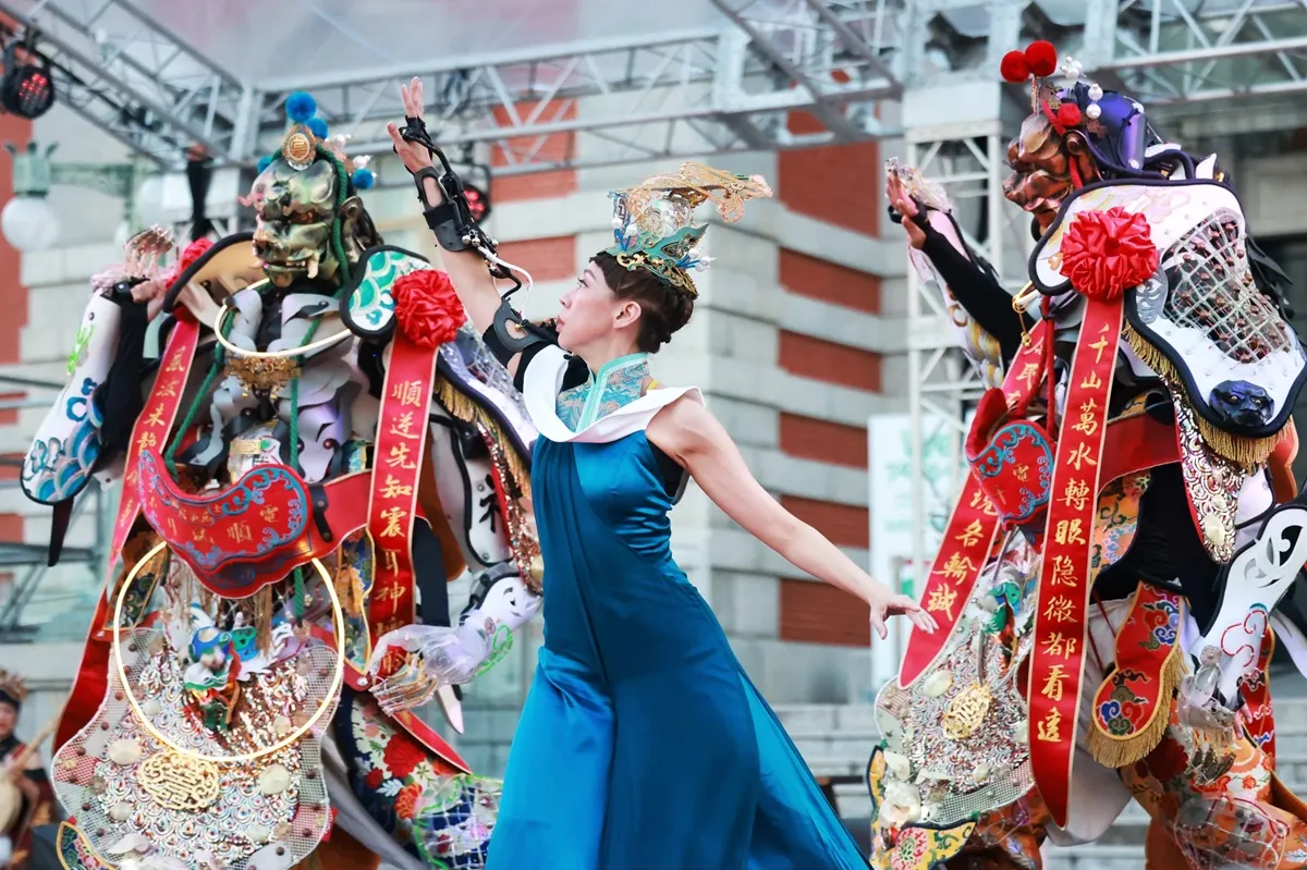 《狩siù》於大阪市中央公會堂廣場演出,期盼傳遞臺日兩國「蓬萊雙島,人神共好」的核心精神。