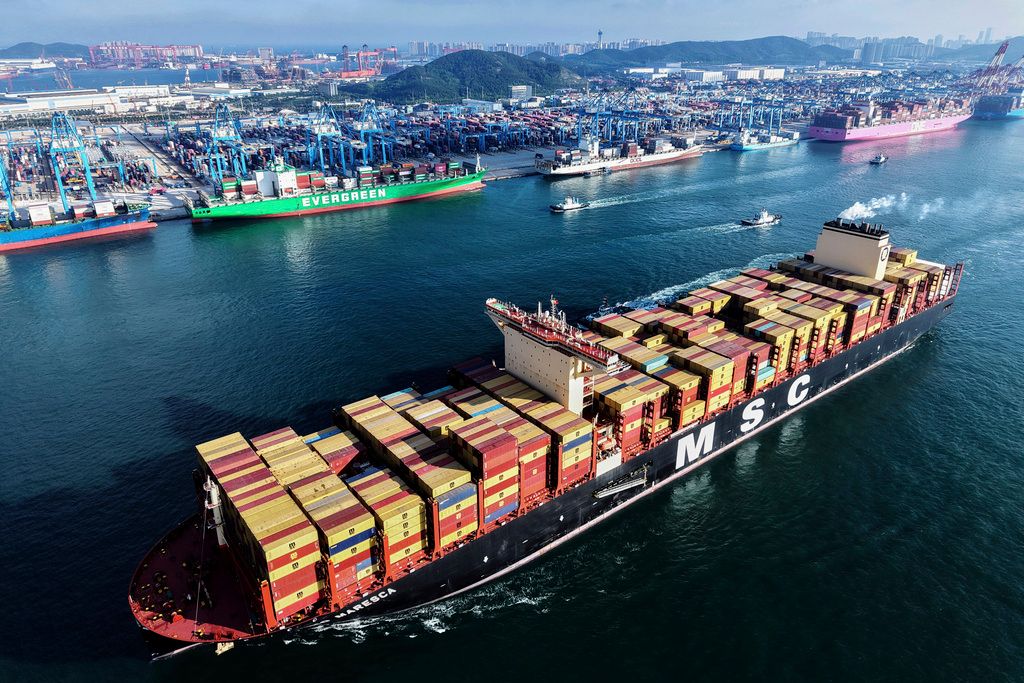 2025年7月25日。MSCのコンテナ船が中国東部の山東省青島のコンテナターミナルを出発する。(AP)