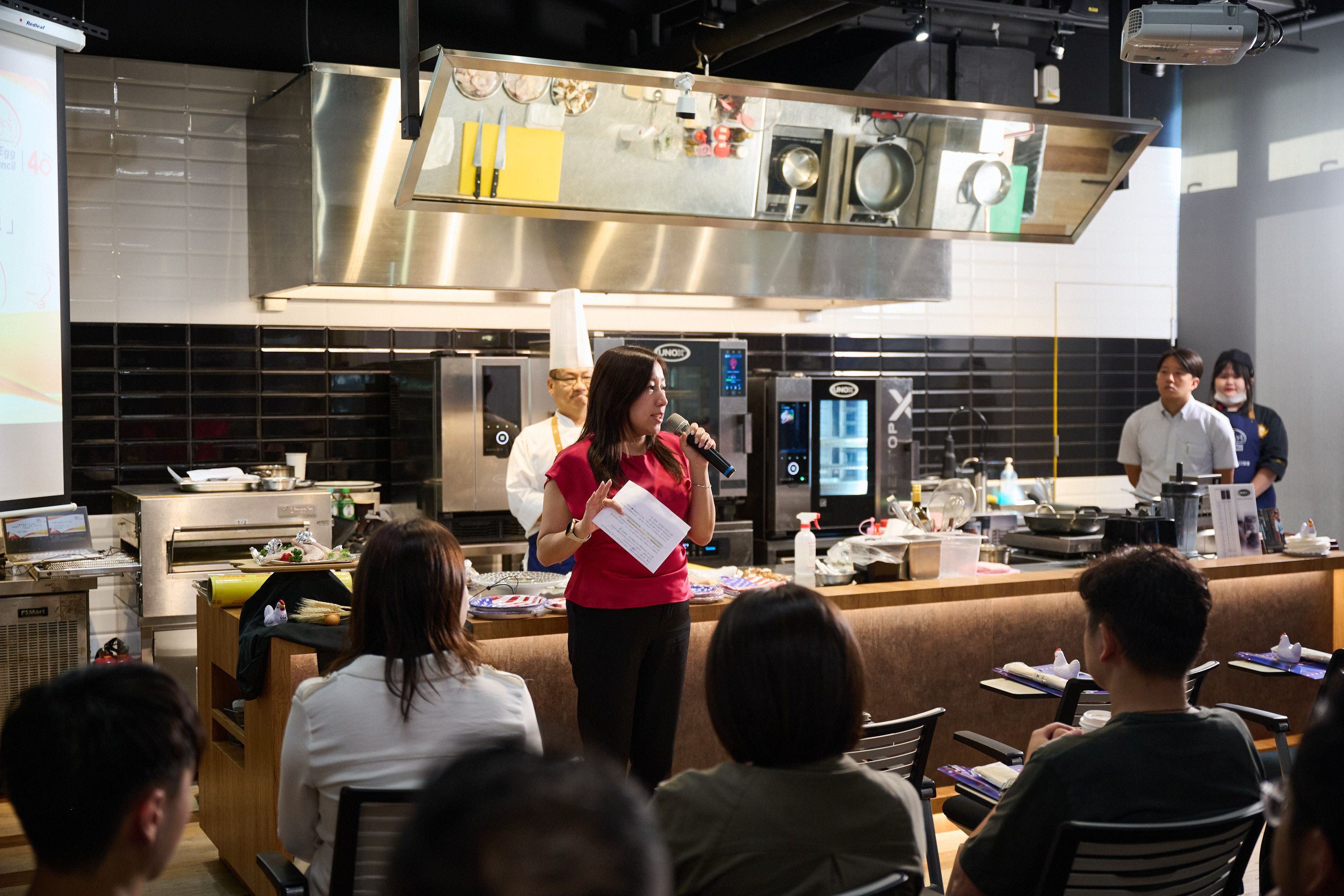 美國家禽蛋品出口協會香港及台灣總監江嘉詠(Karen Kong) 為餐飲業者介紹美國雞肉。(圖/ 美國家禽蛋品出口協會提供)