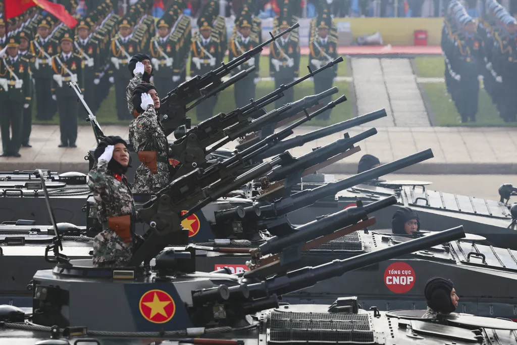 越南獨立80週年閱兵儀式,展出多款坦克、裝甲車和飛彈火砲軍武。(美聯社)