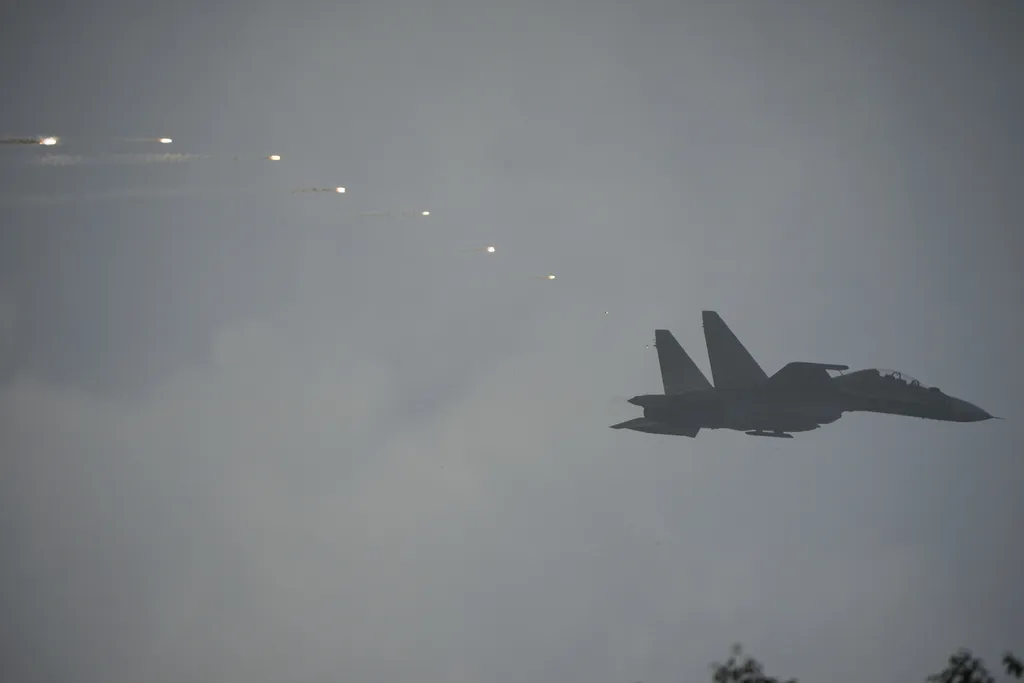 越南獨立80週年閱兵儀式,蘇愷30戰機飛越河內巴亭廣場上空。(美聯社)