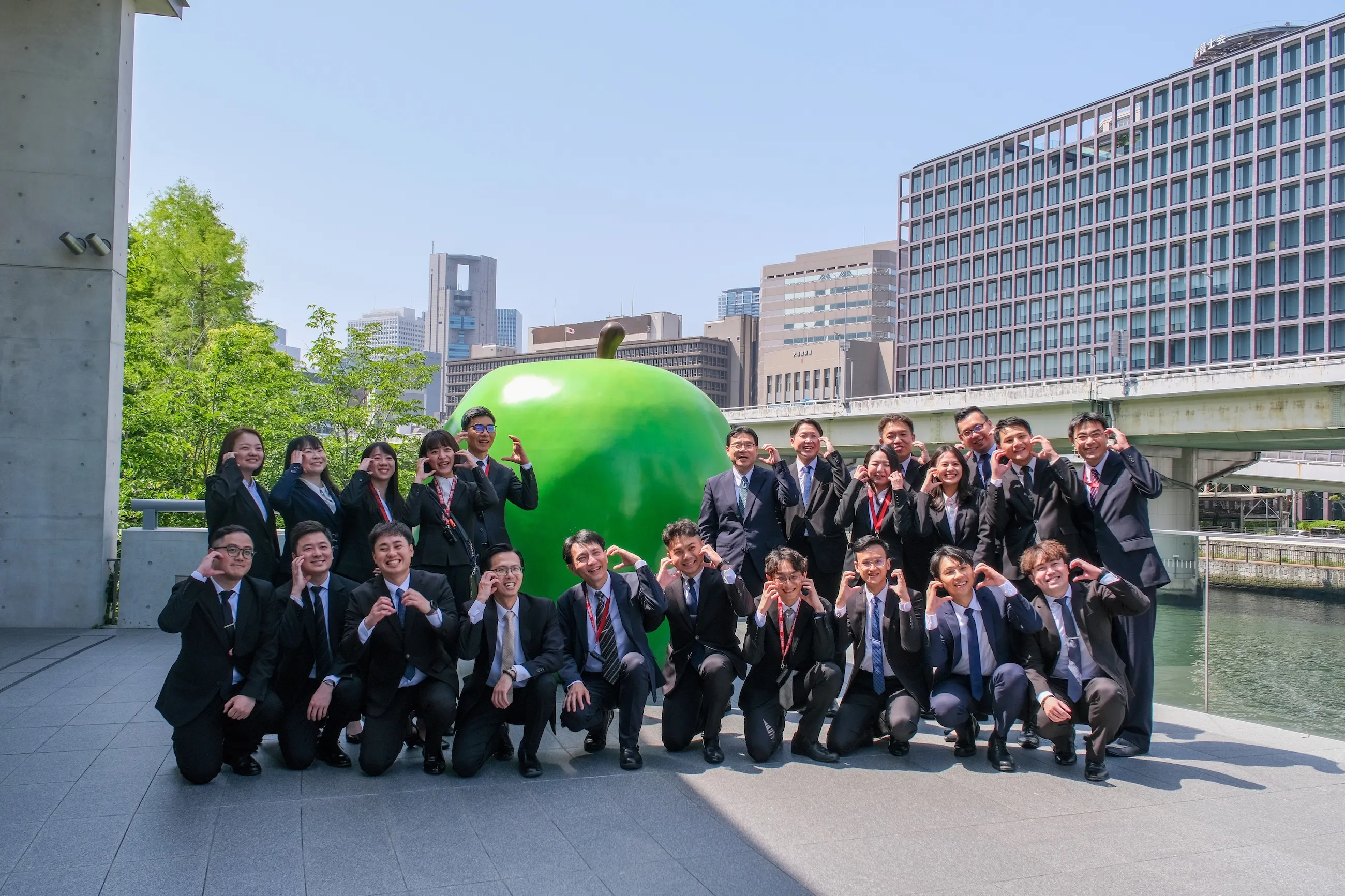 玉山金控主管參訪安藤忠雄設計的「中之島童書之森」,位於日本大阪,館外的青蘋果雕塑象徵青春的熱情與創意。