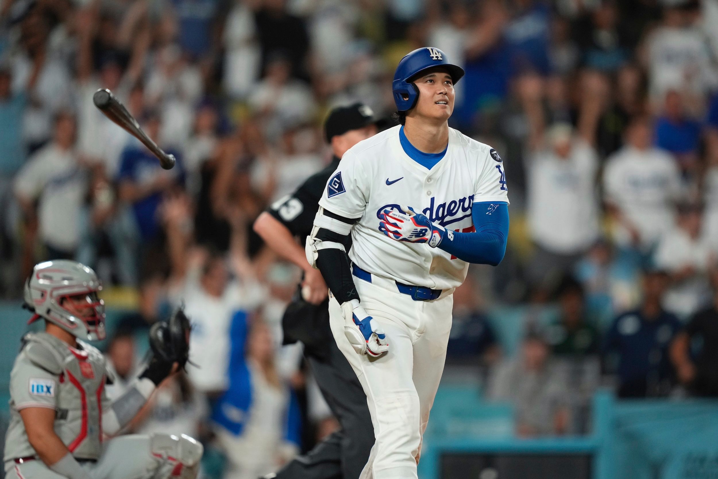 2025年9月16日、ロサンゼルス・ドジャースの大谷翔平(左)がフィラデルフィア・フィリーズの救援投手デビッド・ロバートソンからソロホームランを放つ。(AP通信)
