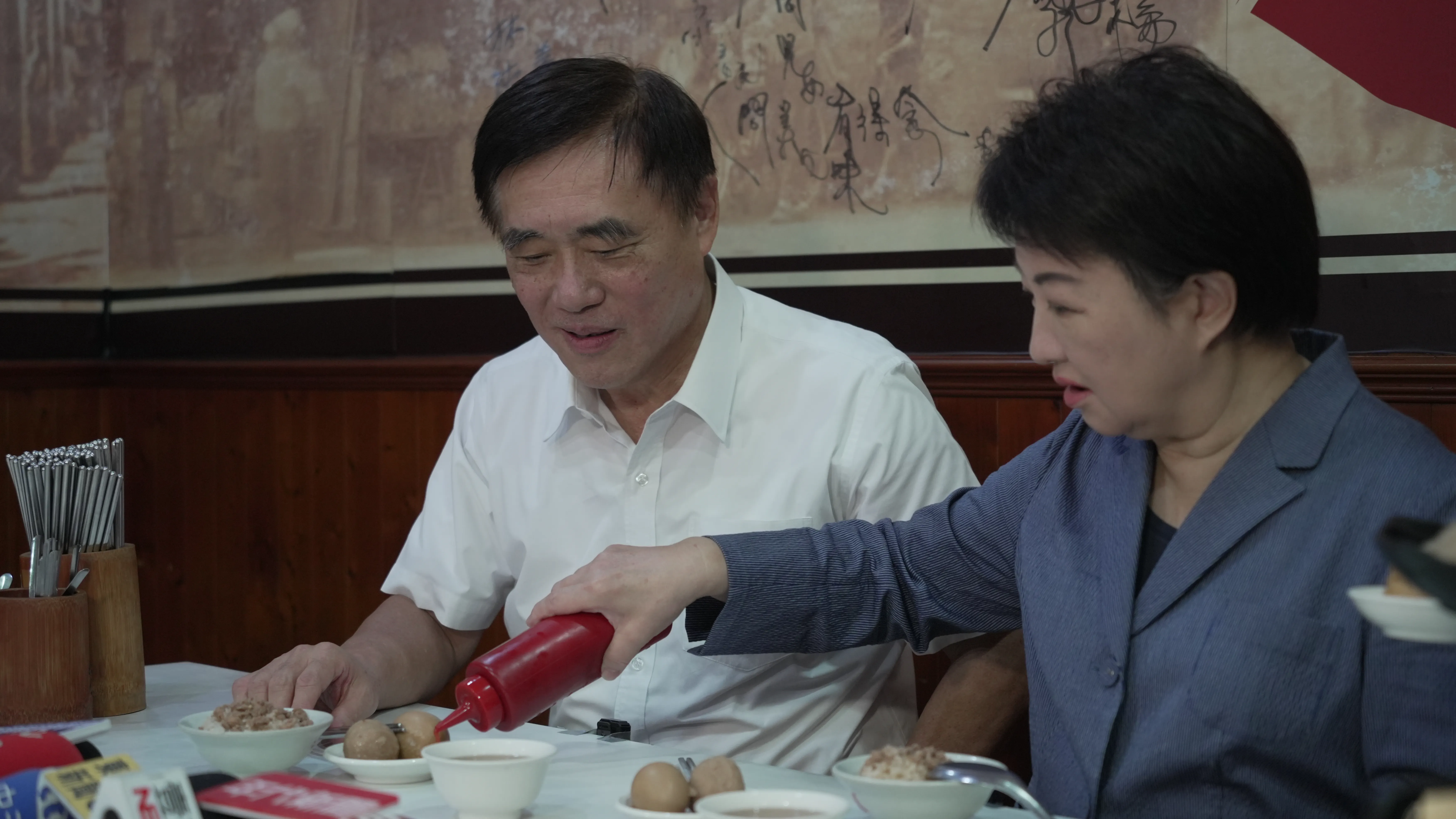 20250921-前台北市長の郝龍斌(左)、台中市長の盧秀燕(右)が会食を行った。(読者提供)