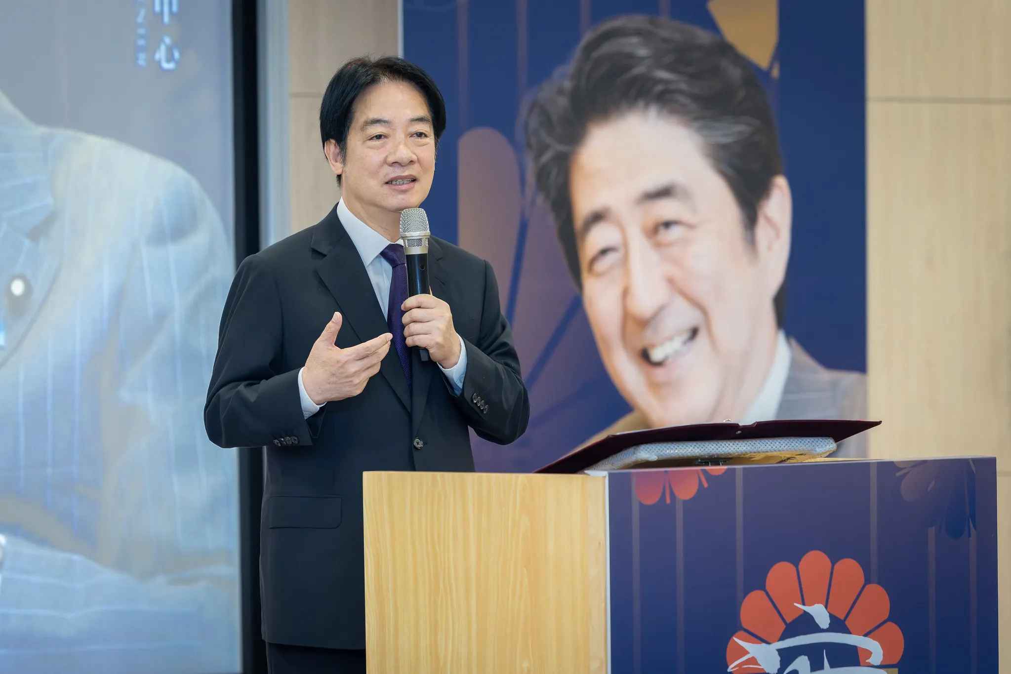 政治大學21日舉行「安倍晉三研究中心」成立大會,賴清德總統致詞時表示,「今天沒有看到砲火,能夠享受寧靜和平,這要歸功於安倍晉三的高瞻遠矚。」(總統府提供)