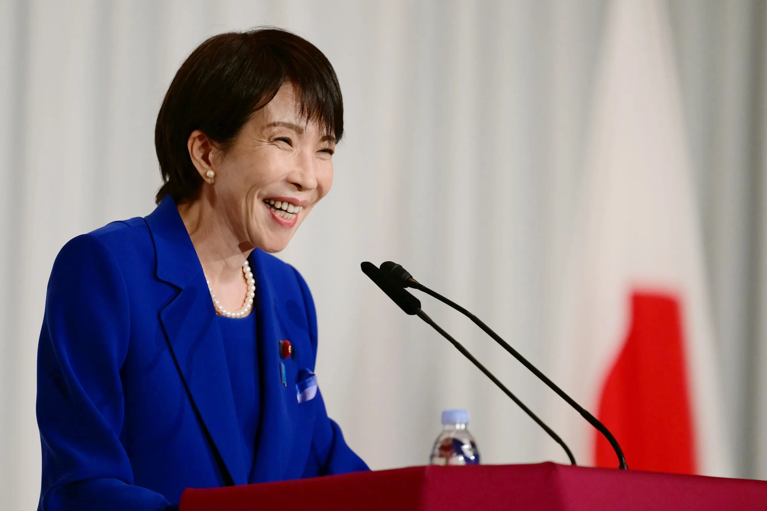 2025年10月4日、高市早苗が自民党総裁選で勝利した後の記者会見。(美聯社)